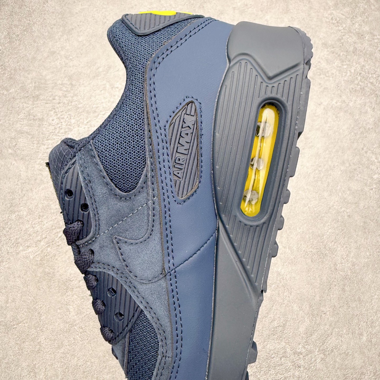 图片[7]-＃MX版 NK Air MAX 90 气垫复古减震跑步鞋 DM0029-401 经典重温 独家陆续补货 外单专供大厂出品 品质稳定 一百余色 终端操作 Air Max 90于1990年推出 来自Air Max系列 在Air Max 1的基础上改进而得 增加了气垫面积 外型上也更为流线 最特別的就是加入了菱纹塑胶嵌板 为Air Max 90增添了许多潮流气息 皮革鞋面 造就出色耐穿性和支撑力 Max Air缓震配置搭配泡棉中底 令Air Max 90轻盈而舒适 华夫格橡胶外底 铸就Air Max 90非凡的抓地力 而Air Max 90不仅是一双跑鞋 它成功跨越了时间的演进 成为了球鞋文化与潮流圈中最熟为人知的鞋款之一 尺码：36 36.5 37.5 38 38.5 39 40 40.5 41 42 42.5 43 44 44.5 45-选品中心