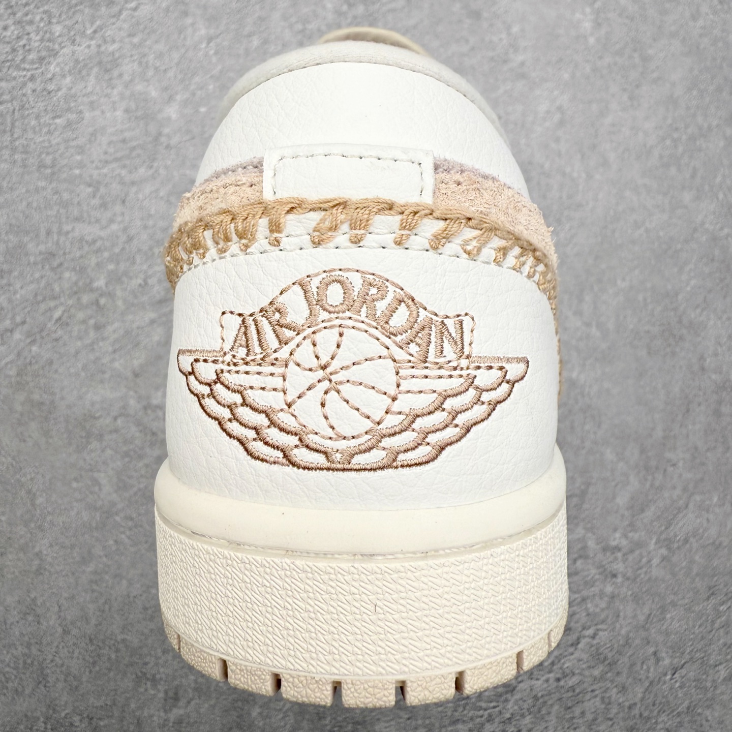 图片[8]-＃K版 Air Jordan AJ1 Low 低帮 HV4268-120 全新流水线出品 DT版本唯一平替选择 市场第二梯队最强版 全部原鞋开发 原楦原纸板开发 全鞋电脑针车 原厂内置全掌气垫 原盒内在原标 唯一Zp原版鞋带绑法 免检产品 全新2022版型 全头层皮料 完美零毛边处理 原厂配置全掌气垫 价格定位良心 几十个配色陆续出货 实拍调校N版已经零色差零失真 百分百还原实物色彩所见即所得 不存在货不对板色差等低级问题 选购参考实物拍摄 不混卖不参货 只用心做好货严格选品 承诺混一赔十 尺码：36 36.5 37.5 38 38.5 39 40 40.5 41 42 42.5 43 44 44.5 45-选品中心