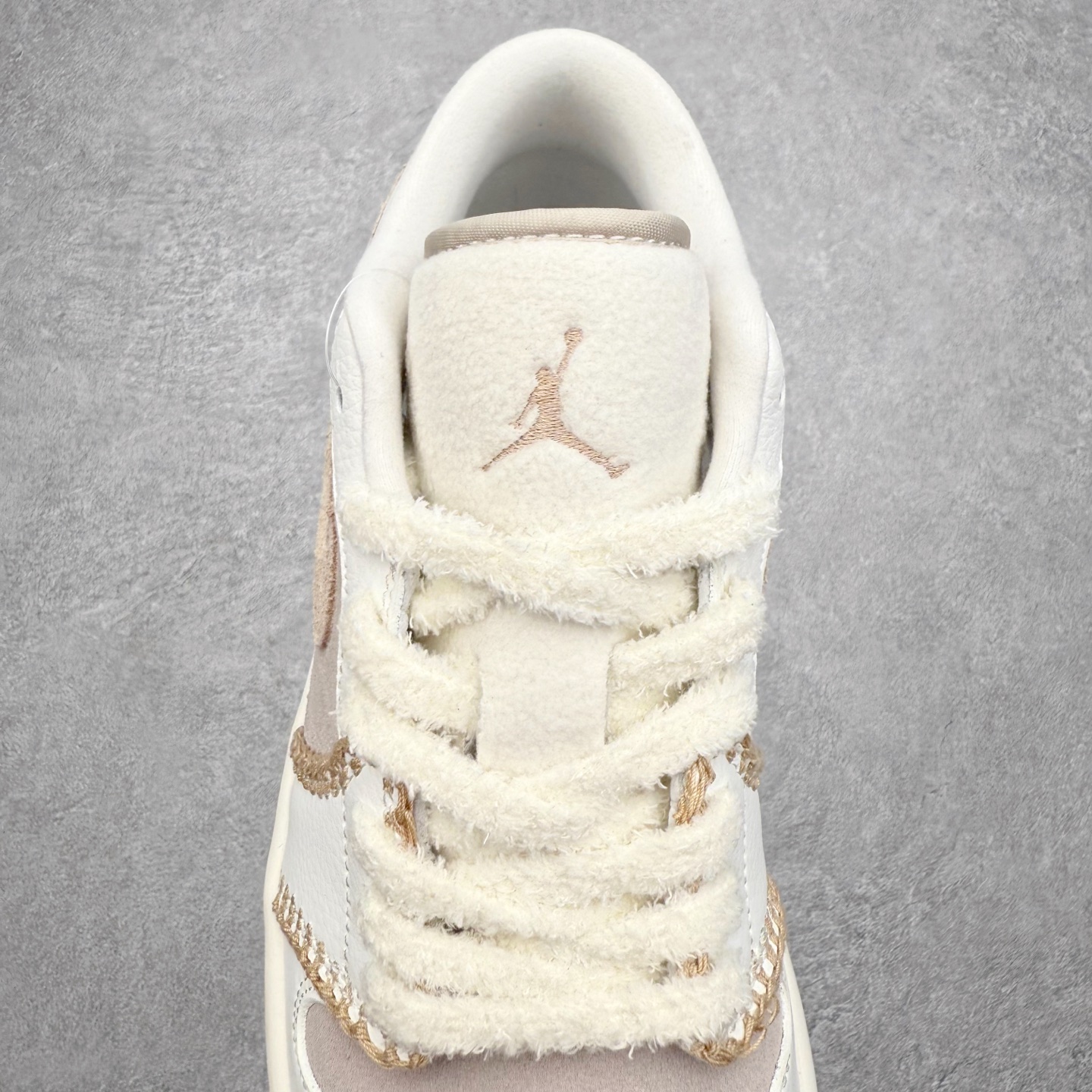 图片[5]-＃K版 Air Jordan AJ1 Low 低帮 HV4268-120 全新流水线出品 DT版本唯一平替选择 市场第二梯队最强版 全部原鞋开发 原楦原纸板开发 全鞋电脑针车 原厂内置全掌气垫 原盒内在原标 唯一Zp原版鞋带绑法 免检产品 全新2022版型 全头层皮料 完美零毛边处理 原厂配置全掌气垫 价格定位良心 几十个配色陆续出货 实拍调校N版已经零色差零失真 百分百还原实物色彩所见即所得 不存在货不对板色差等低级问题 选购参考实物拍摄 不混卖不参货 只用心做好货严格选品 承诺混一赔十 尺码：36 36.5 37.5 38 38.5 39 40 40.5 41 42 42.5 43 44 44.5 45-选品中心