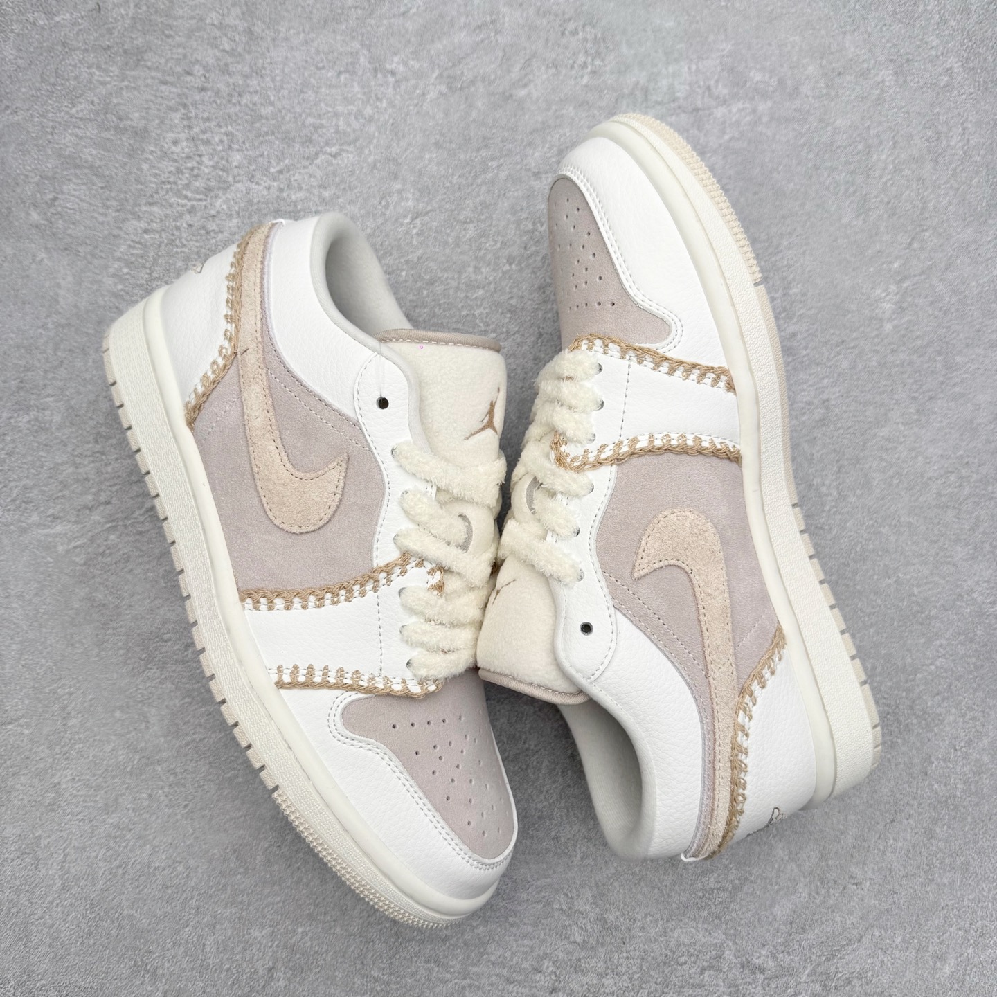 图片[3]-＃K版 Air Jordan AJ1 Low 低帮 HV4268-120 全新流水线出品 DT版本唯一平替选择 市场第二梯队最强版 全部原鞋开发 原楦原纸板开发 全鞋电脑针车 原厂内置全掌气垫 原盒内在原标 唯一Zp原版鞋带绑法 免检产品 全新2022版型 全头层皮料 完美零毛边处理 原厂配置全掌气垫 价格定位良心 几十个配色陆续出货 实拍调校N版已经零色差零失真 百分百还原实物色彩所见即所得 不存在货不对板色差等低级问题 选购参考实物拍摄 不混卖不参货 只用心做好货严格选品 承诺混一赔十 尺码：36 36.5 37.5 38 38.5 39 40 40.5 41 42 42.5 43 44 44.5 45-选品中心