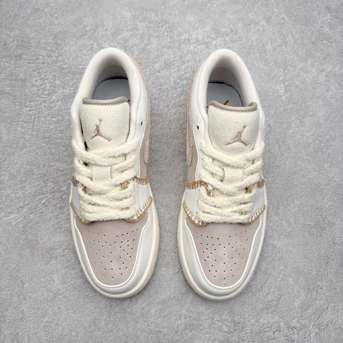 图片[2]-＃K版 Air Jordan AJ1 Low 低帮 HV4268-120 全新流水线出品 DT版本唯一平替选择 市场第二梯队最强版 全部原鞋开发 原楦原纸板开发 全鞋电脑针车 原厂内置全掌气垫 原盒内在原标 唯一Zp原版鞋带绑法 免检产品 全新2022版型 全头层皮料 完美零毛边处理 原厂配置全掌气垫 价格定位良心 几十个配色陆续出货 实拍调校N版已经零色差零失真 百分百还原实物色彩所见即所得 不存在货不对板色差等低级问题 选购参考实物拍摄 不混卖不参货 只用心做好货严格选品 承诺混一赔十 尺码：36 36.5 37.5 38 38.5 39 40 40.5 41 42 42.5 43 44 44.5 45-选品中心