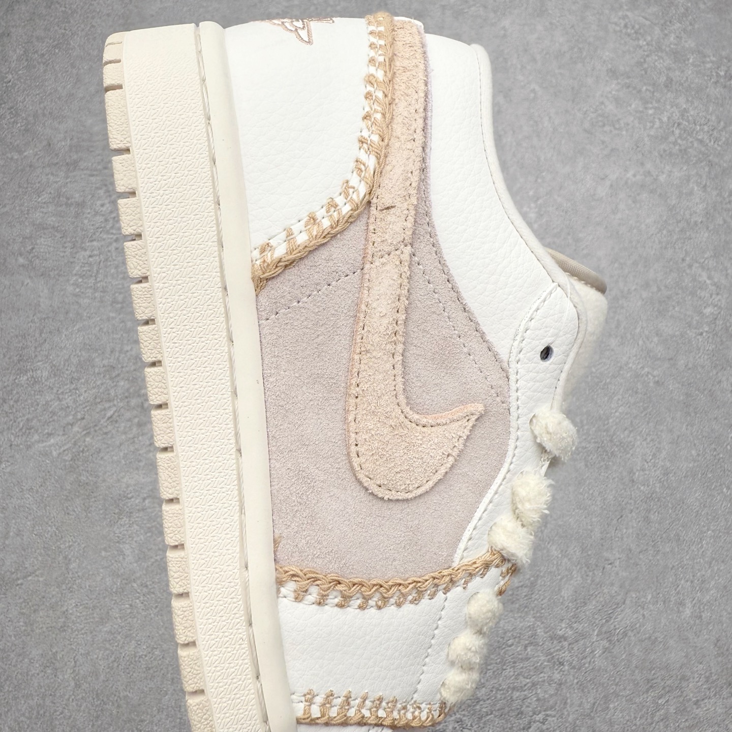 图片[6]-＃K版 Air Jordan AJ1 Low 低帮 HV4268-120 全新流水线出品 DT版本唯一平替选择 市场第二梯队最强版 全部原鞋开发 原楦原纸板开发 全鞋电脑针车 原厂内置全掌气垫 原盒内在原标 唯一Zp原版鞋带绑法 免检产品 全新2022版型 全头层皮料 完美零毛边处理 原厂配置全掌气垫 价格定位良心 几十个配色陆续出货 实拍调校N版已经零色差零失真 百分百还原实物色彩所见即所得 不存在货不对板色差等低级问题 选购参考实物拍摄 不混卖不参货 只用心做好货严格选品 承诺混一赔十 尺码：36 36.5 37.5 38 38.5 39 40 40.5 41 42 42.5 43 44 44.5 45-选品中心