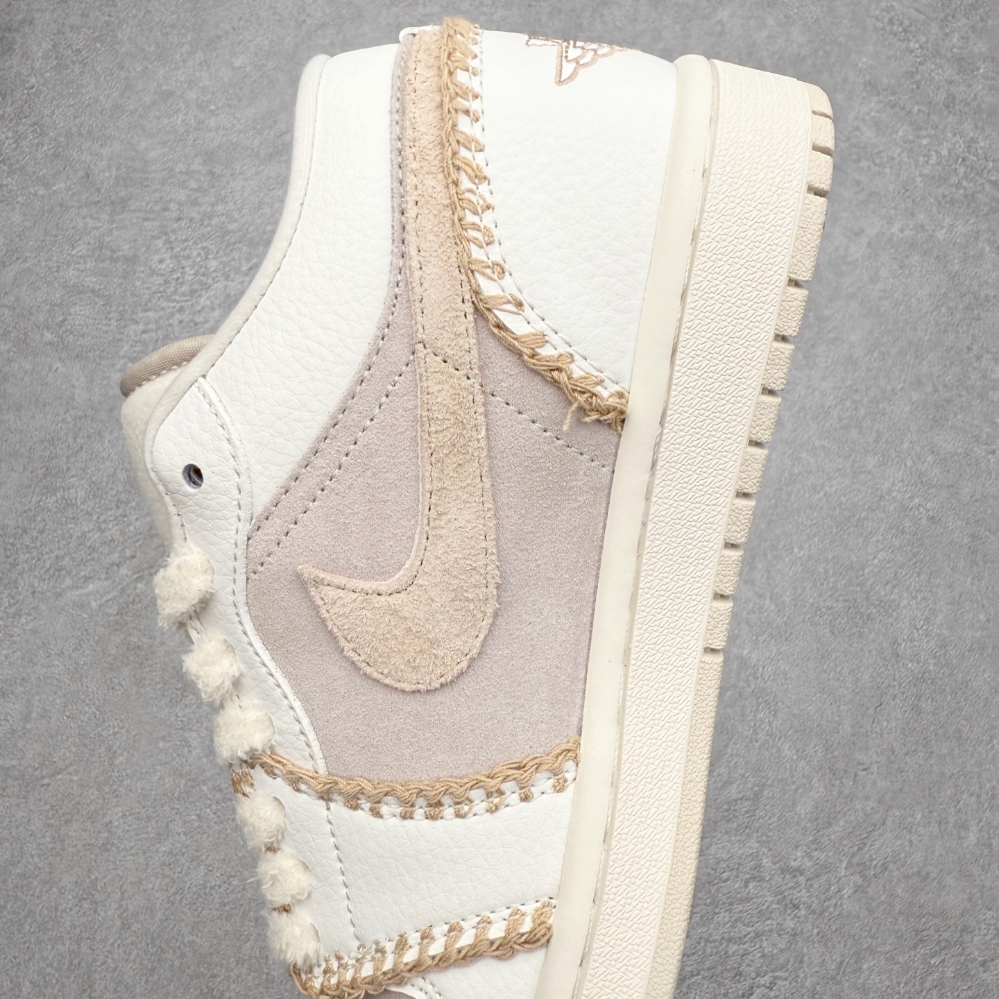 图片[7]-＃K版 Air Jordan AJ1 Low 低帮 HV4268-120 全新流水线出品 DT版本唯一平替选择 市场第二梯队最强版 全部原鞋开发 原楦原纸板开发 全鞋电脑针车 原厂内置全掌气垫 原盒内在原标 唯一Zp原版鞋带绑法 免检产品 全新2022版型 全头层皮料 完美零毛边处理 原厂配置全掌气垫 价格定位良心 几十个配色陆续出货 实拍调校N版已经零色差零失真 百分百还原实物色彩所见即所得 不存在货不对板色差等低级问题 选购参考实物拍摄 不混卖不参货 只用心做好货严格选品 承诺混一赔十 尺码：36 36.5 37.5 38 38.5 39 40 40.5 41 42 42.5 43 44 44.5 45-选品中心