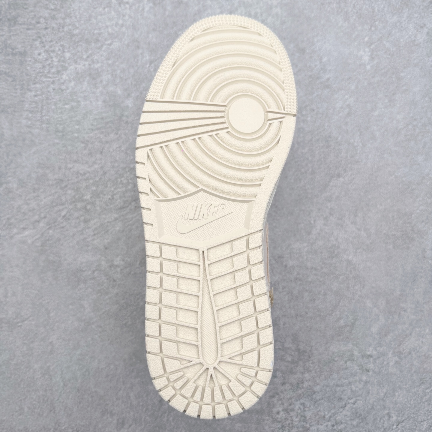 图片[9]-＃K版 Air Jordan AJ1 Low 低帮 HV4268-120 全新流水线出品 DT版本唯一平替选择 市场第二梯队最强版 全部原鞋开发 原楦原纸板开发 全鞋电脑针车 原厂内置全掌气垫 原盒内在原标 唯一Zp原版鞋带绑法 免检产品 全新2022版型 全头层皮料 完美零毛边处理 原厂配置全掌气垫 价格定位良心 几十个配色陆续出货 实拍调校N版已经零色差零失真 百分百还原实物色彩所见即所得 不存在货不对板色差等低级问题 选购参考实物拍摄 不混卖不参货 只用心做好货严格选品 承诺混一赔十 尺码：36 36.5 37.5 38 38.5 39 40 40.5 41 42 42.5 43 44 44.5 45-选品中心