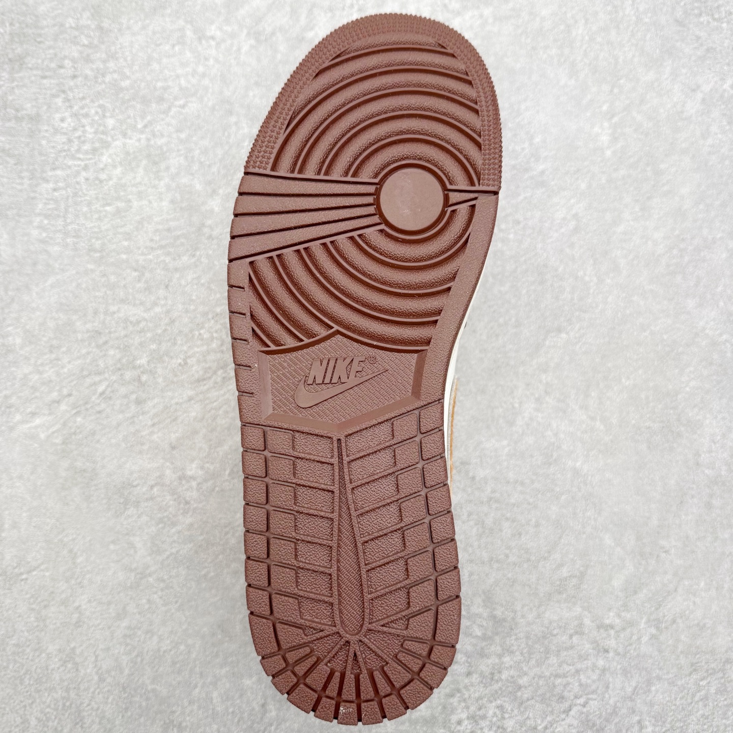 图片[9]-＃DT纯原 Air Jordan AJ1 Low 低帮 IQ5321-121 终端优势供应 市面中低帮最具代表性版本没有之一 口碑大厂出品 品控大底版型不断改良更新 全套原纸板楦头开发 确保原汁原味 完美呈现版型 完美零毛边处理 原厂内置全掌气垫 价格定位良心 平台专用代工流水线出品 一眼公司既视感 拿到手的一瞬间就与众不同 碾压市面所有版本 全部原鞋开发 每一个配色都会采购原鞋确认细节 打破市面看图做货无好货之说 尺码：35.5 36 36.5 37.5 38 38.5 39 40 40.5 41 42 42.5 43 44 44.5 45 46-选品中心