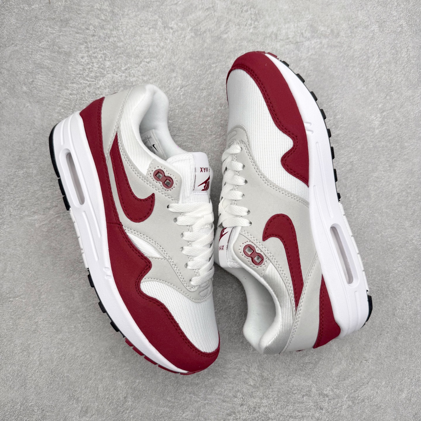 图片[3]-NK Air Max 1 初代复古气垫慢跑鞋 IM3906-100 由Tinker Hatfeld和Mark Parker在1987年设计 灵感来自于巴黎蓬皮杜中心 在参观了蓬皮杜中心之后提出了Air Max的标志性开窗可视气垫的理念 并将其实际开发成功 是NK史上第一双可视气垫跑鞋 凭借着Air Max气垫带来的舒适脚感和鞋面面料上的不断精进才使得Air Max 1在现如今都是复古慢跑鞋的首选 深厚的历史渊源 独特的流线形设计 极为复古的外观使得它深受鞋迷的喜爱 尺码：36 36.5 37.5 38 38.5 39 40 40.5 41 42 42.5 43 44 44.5 45-选品中心