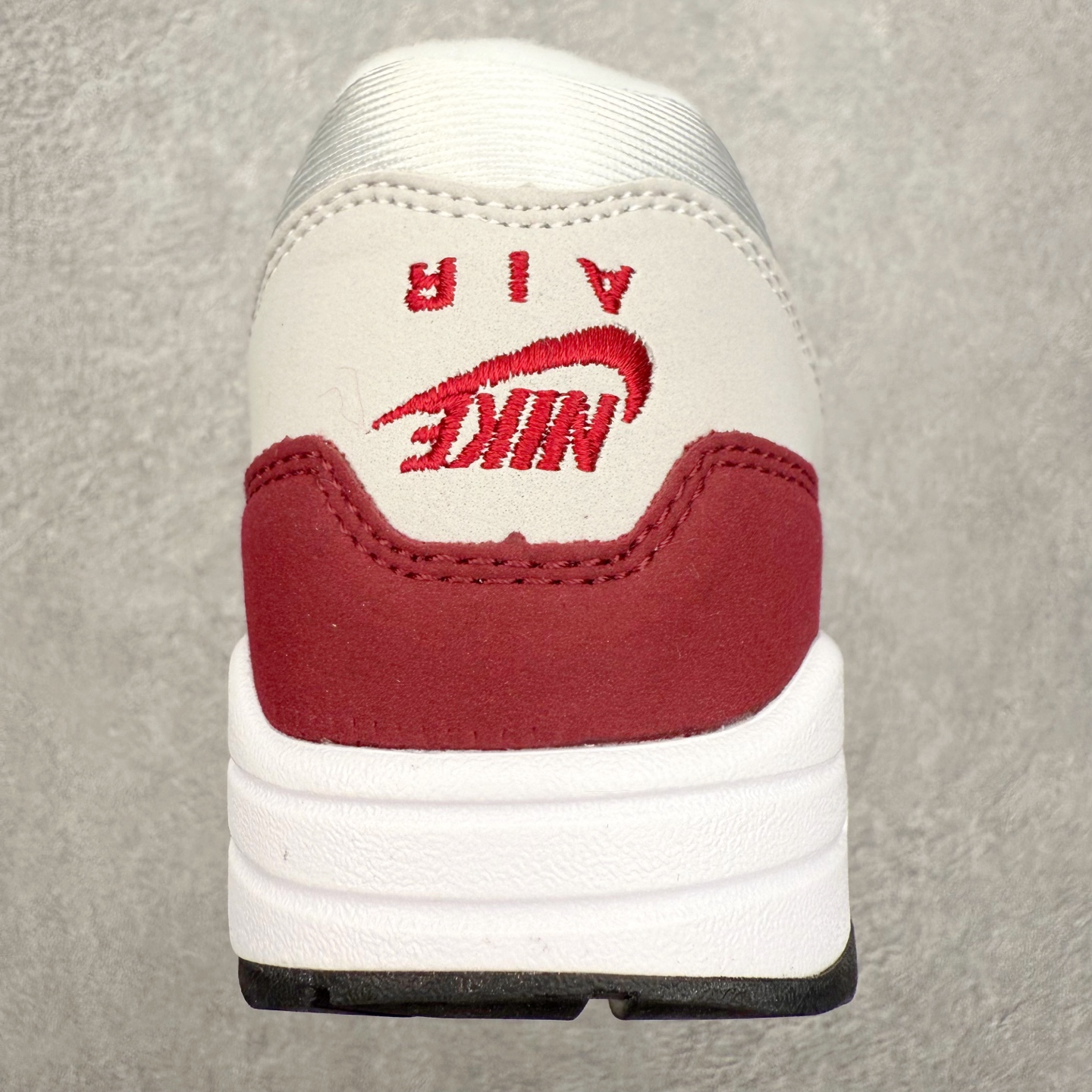 图片[8]-NK Air Max 1 初代复古气垫慢跑鞋 IM3906-100 由Tinker Hatfeld和Mark Parker在1987年设计 灵感来自于巴黎蓬皮杜中心 在参观了蓬皮杜中心之后提出了Air Max的标志性开窗可视气垫的理念 并将其实际开发成功 是NK史上第一双可视气垫跑鞋 凭借着Air Max气垫带来的舒适脚感和鞋面面料上的不断精进才使得Air Max 1在现如今都是复古慢跑鞋的首选 深厚的历史渊源 独特的流线形设计 极为复古的外观使得它深受鞋迷的喜爱 尺码：36 36.5 37.5 38 38.5 39 40 40.5 41 42 42.5 43 44 44.5 45-选品中心