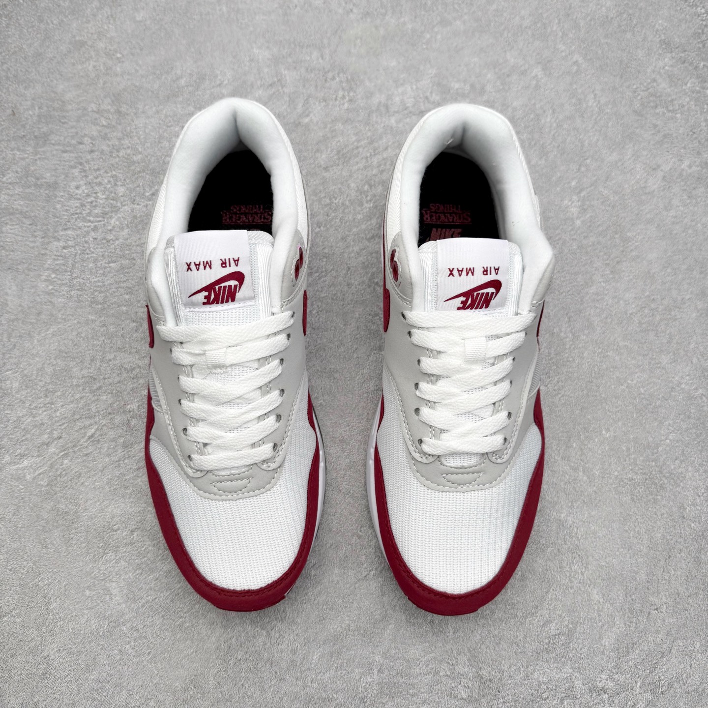 图片[2]-NK Air Max 1 初代复古气垫慢跑鞋 IM3906-100 由Tinker Hatfeld和Mark Parker在1987年设计 灵感来自于巴黎蓬皮杜中心 在参观了蓬皮杜中心之后提出了Air Max的标志性开窗可视气垫的理念 并将其实际开发成功 是NK史上第一双可视气垫跑鞋 凭借着Air Max气垫带来的舒适脚感和鞋面面料上的不断精进才使得Air Max 1在现如今都是复古慢跑鞋的首选 深厚的历史渊源 独特的流线形设计 极为复古的外观使得它深受鞋迷的喜爱 尺码：36 36.5 37.5 38 38.5 39 40 40.5 41 42 42.5 43 44 44.5 45-选品中心