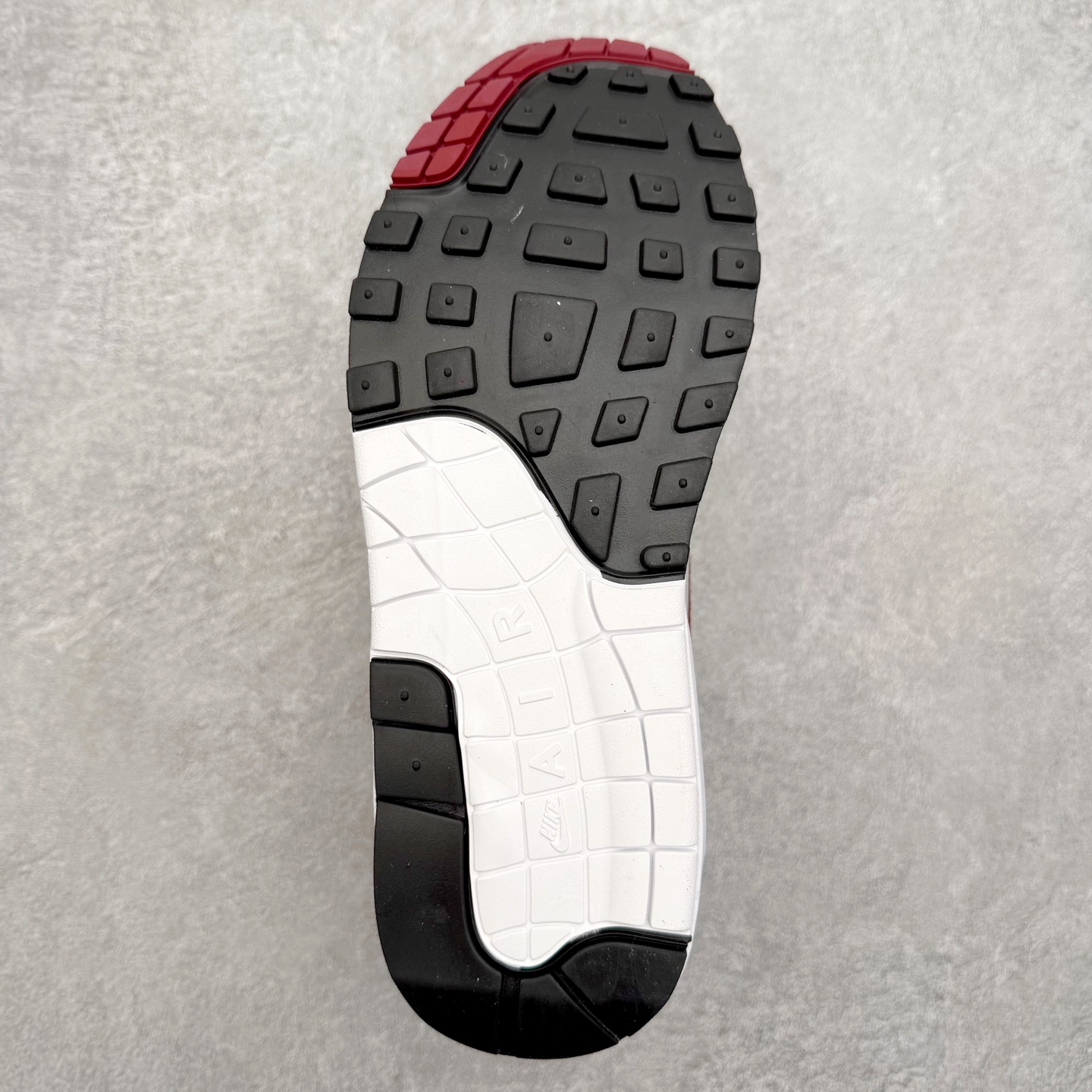 图片[9]-NK Air Max 1 初代复古气垫慢跑鞋 IM3906-100 由Tinker Hatfeld和Mark Parker在1987年设计 灵感来自于巴黎蓬皮杜中心 在参观了蓬皮杜中心之后提出了Air Max的标志性开窗可视气垫的理念 并将其实际开发成功 是NK史上第一双可视气垫跑鞋 凭借着Air Max气垫带来的舒适脚感和鞋面面料上的不断精进才使得Air Max 1在现如今都是复古慢跑鞋的首选 深厚的历史渊源 独特的流线形设计 极为复古的外观使得它深受鞋迷的喜爱 尺码：36 36.5 37.5 38 38.5 39 40 40.5 41 42 42.5 43 44 44.5 45-选品中心