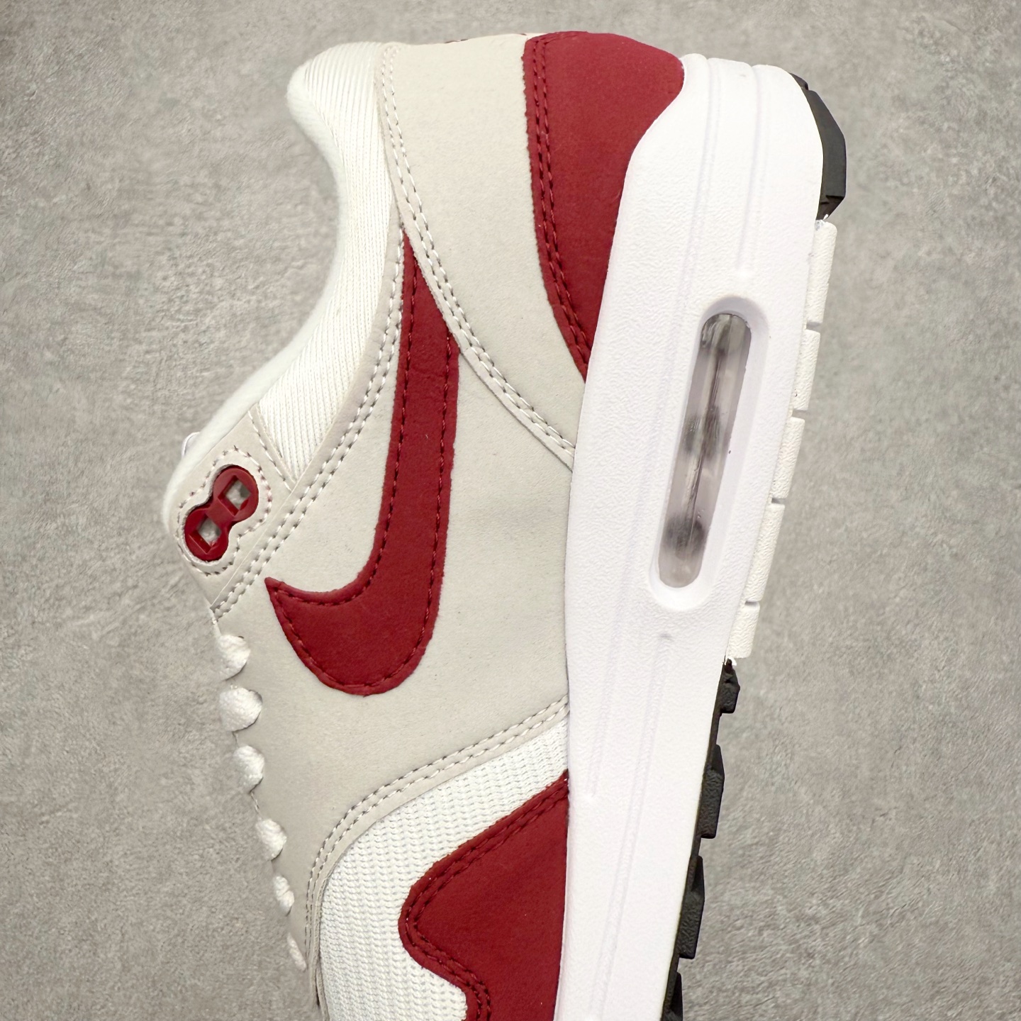 图片[7]-NK Air Max 1 初代复古气垫慢跑鞋 IM3906-100 由Tinker Hatfeld和Mark Parker在1987年设计 灵感来自于巴黎蓬皮杜中心 在参观了蓬皮杜中心之后提出了Air Max的标志性开窗可视气垫的理念 并将其实际开发成功 是NK史上第一双可视气垫跑鞋 凭借着Air Max气垫带来的舒适脚感和鞋面面料上的不断精进才使得Air Max 1在现如今都是复古慢跑鞋的首选 深厚的历史渊源 独特的流线形设计 极为复古的外观使得它深受鞋迷的喜爱 尺码：36 36.5 37.5 38 38.5 39 40 40.5 41 42 42.5 43 44 44.5 45-选品中心