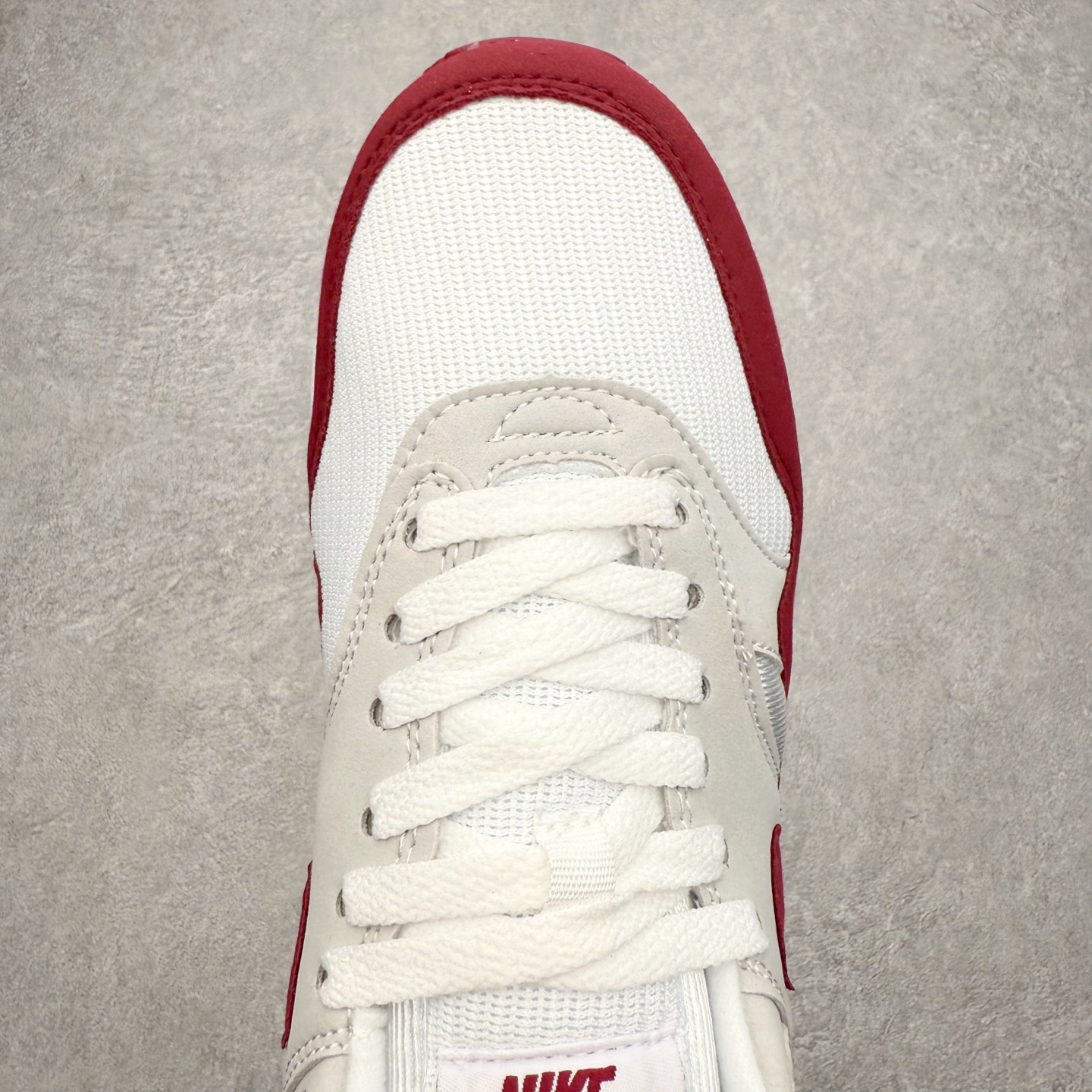 图片[4]-NK Air Max 1 初代复古气垫慢跑鞋 IM3906-100 由Tinker Hatfeld和Mark Parker在1987年设计 灵感来自于巴黎蓬皮杜中心 在参观了蓬皮杜中心之后提出了Air Max的标志性开窗可视气垫的理念 并将其实际开发成功 是NK史上第一双可视气垫跑鞋 凭借着Air Max气垫带来的舒适脚感和鞋面面料上的不断精进才使得Air Max 1在现如今都是复古慢跑鞋的首选 深厚的历史渊源 独特的流线形设计 极为复古的外观使得它深受鞋迷的喜爱 尺码：36 36.5 37.5 38 38.5 39 40 40.5 41 42 42.5 43 44 44.5 45-选品中心