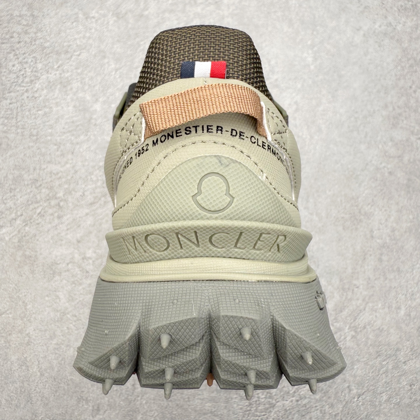 图片[8]-Moncler Trailgrip Gore-Tex 蒙口越野旅行系列低帮厚底轻量户外登山运动鞋 盟可睐MONCLER TRAILGRIP 鞋履新季系列 前卫设计碰撞实用科技 轻盈面料无惧炎热夏季 Trailgrip运动鞋作为盟可睐Moncler的秋冬新作横空出世 融蕴品牌山地基因 运用科技前沿技术 征服野外复杂地形 醒目的胎纹设计搭配弧形橡胶鞋头 确保经久耐穿 为山野探险与都市畅游提供高效防护 Trailgrip 2023春夏系列将在既有的实用性基础之上 推出全新配色 并采用更轻材质 尺码：35 36 37 38 39 40 41 42 43 44 45 46-选品中心