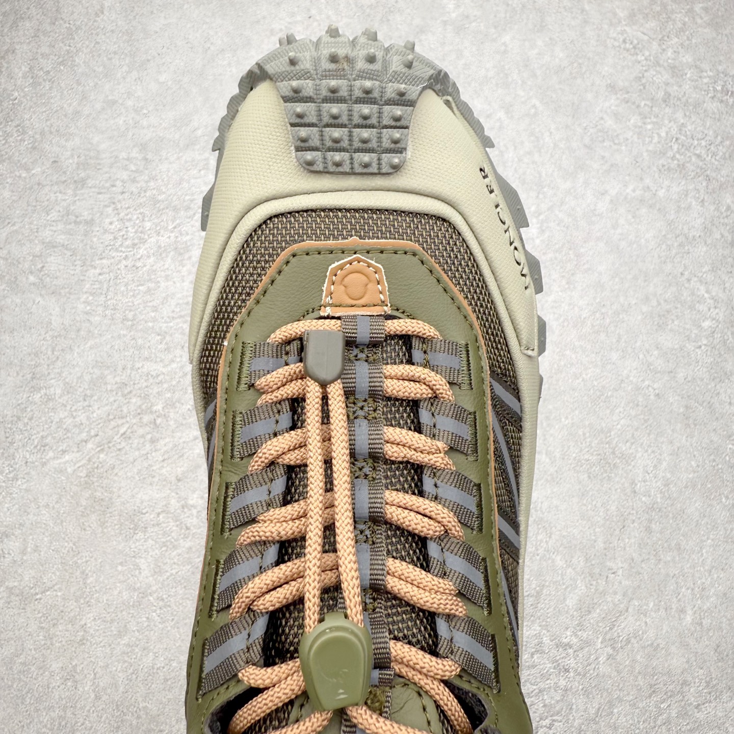 图片[4]-Moncler Trailgrip Gore-Tex 蒙口越野旅行系列低帮厚底轻量户外登山运动鞋 盟可睐MONCLER TRAILGRIP 鞋履新季系列 前卫设计碰撞实用科技 轻盈面料无惧炎热夏季 Trailgrip运动鞋作为盟可睐Moncler的秋冬新作横空出世 融蕴品牌山地基因 运用科技前沿技术 征服野外复杂地形 醒目的胎纹设计搭配弧形橡胶鞋头 确保经久耐穿 为山野探险与都市畅游提供高效防护 Trailgrip 2023春夏系列将在既有的实用性基础之上 推出全新配色 并采用更轻材质 尺码：35 36 37 38 39 40 41 42 43 44 45 46-选品中心