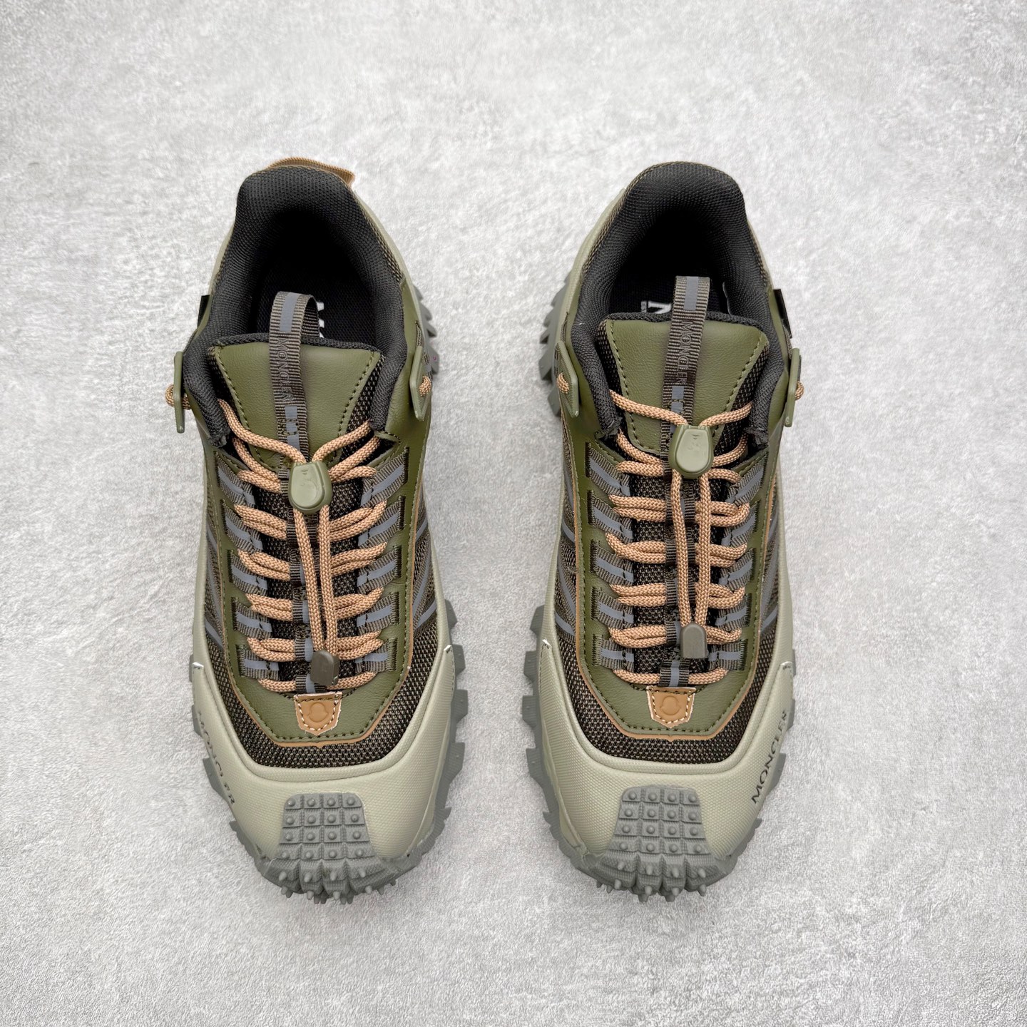 图片[2]-Moncler Trailgrip Gore-Tex 蒙口越野旅行系列低帮厚底轻量户外登山运动鞋 盟可睐MONCLER TRAILGRIP 鞋履新季系列 前卫设计碰撞实用科技 轻盈面料无惧炎热夏季 Trailgrip运动鞋作为盟可睐Moncler的秋冬新作横空出世 融蕴品牌山地基因 运用科技前沿技术 征服野外复杂地形 醒目的胎纹设计搭配弧形橡胶鞋头 确保经久耐穿 为山野探险与都市畅游提供高效防护 Trailgrip 2023春夏系列将在既有的实用性基础之上 推出全新配色 并采用更轻材质 尺码：35 36 37 38 39 40 41 42 43 44 45 46-选品中心