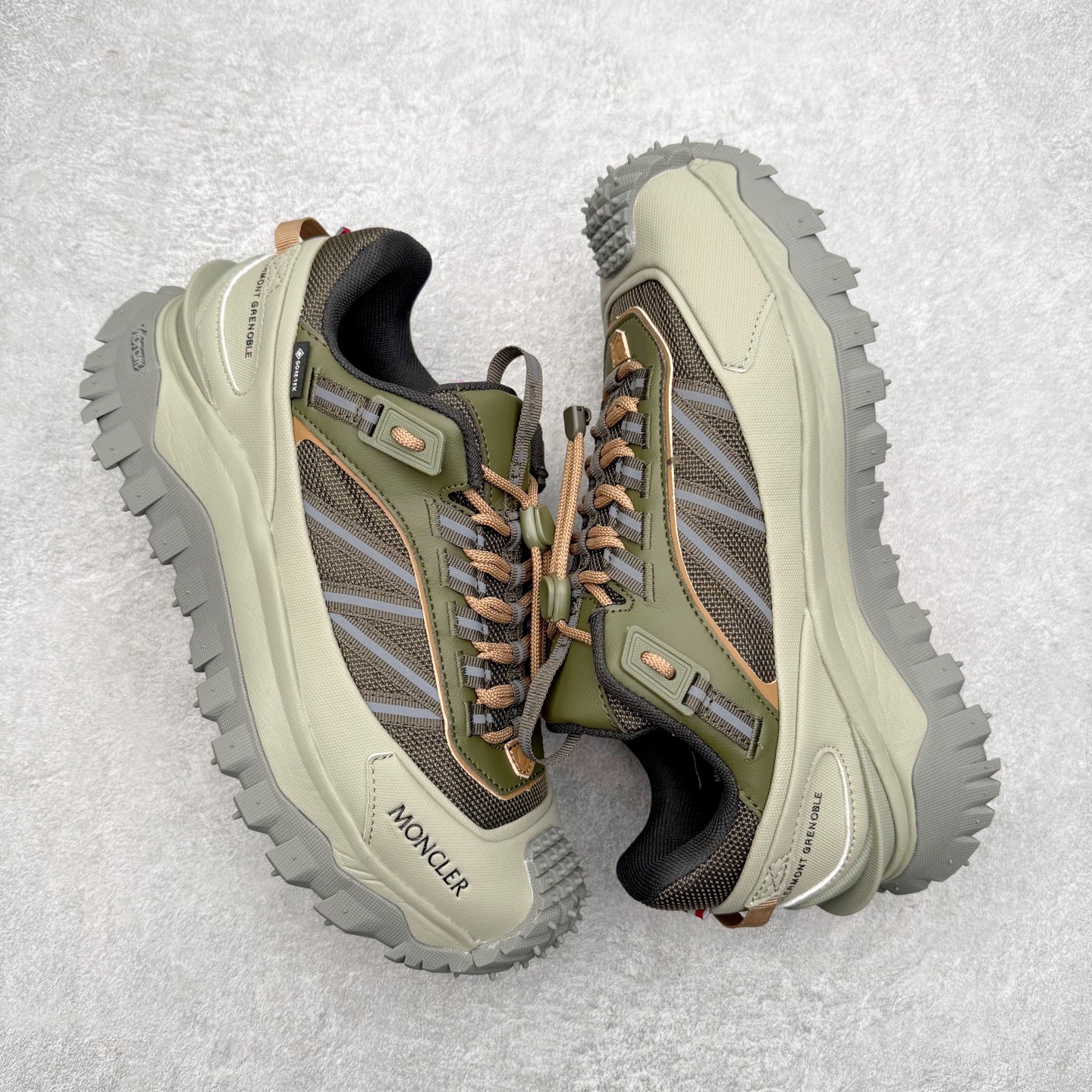 图片[3]-Moncler Trailgrip Gore-Tex 蒙口越野旅行系列低帮厚底轻量户外登山运动鞋 盟可睐MONCLER TRAILGRIP 鞋履新季系列 前卫设计碰撞实用科技 轻盈面料无惧炎热夏季 Trailgrip运动鞋作为盟可睐Moncler的秋冬新作横空出世 融蕴品牌山地基因 运用科技前沿技术 征服野外复杂地形 醒目的胎纹设计搭配弧形橡胶鞋头 确保经久耐穿 为山野探险与都市畅游提供高效防护 Trailgrip 2023春夏系列将在既有的实用性基础之上 推出全新配色 并采用更轻材质 尺码：35 36 37 38 39 40 41 42 43 44 45 46-选品中心