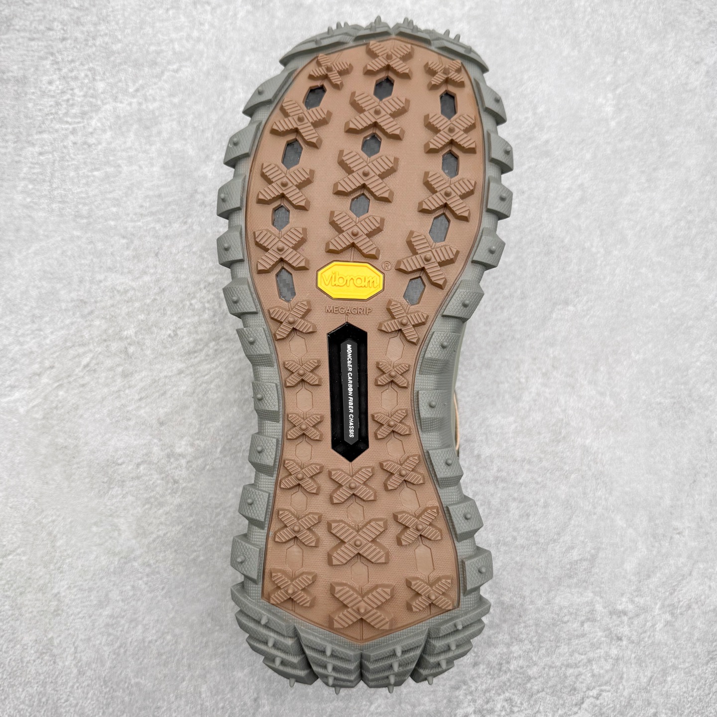 图片[9]-Moncler Trailgrip Gore-Tex 蒙口越野旅行系列低帮厚底轻量户外登山运动鞋 盟可睐MONCLER TRAILGRIP 鞋履新季系列 前卫设计碰撞实用科技 轻盈面料无惧炎热夏季 Trailgrip运动鞋作为盟可睐Moncler的秋冬新作横空出世 融蕴品牌山地基因 运用科技前沿技术 征服野外复杂地形 醒目的胎纹设计搭配弧形橡胶鞋头 确保经久耐穿 为山野探险与都市畅游提供高效防护 Trailgrip 2023春夏系列将在既有的实用性基础之上 推出全新配色 并采用更轻材质 尺码：35 36 37 38 39 40 41 42 43 44 45 46-选品中心