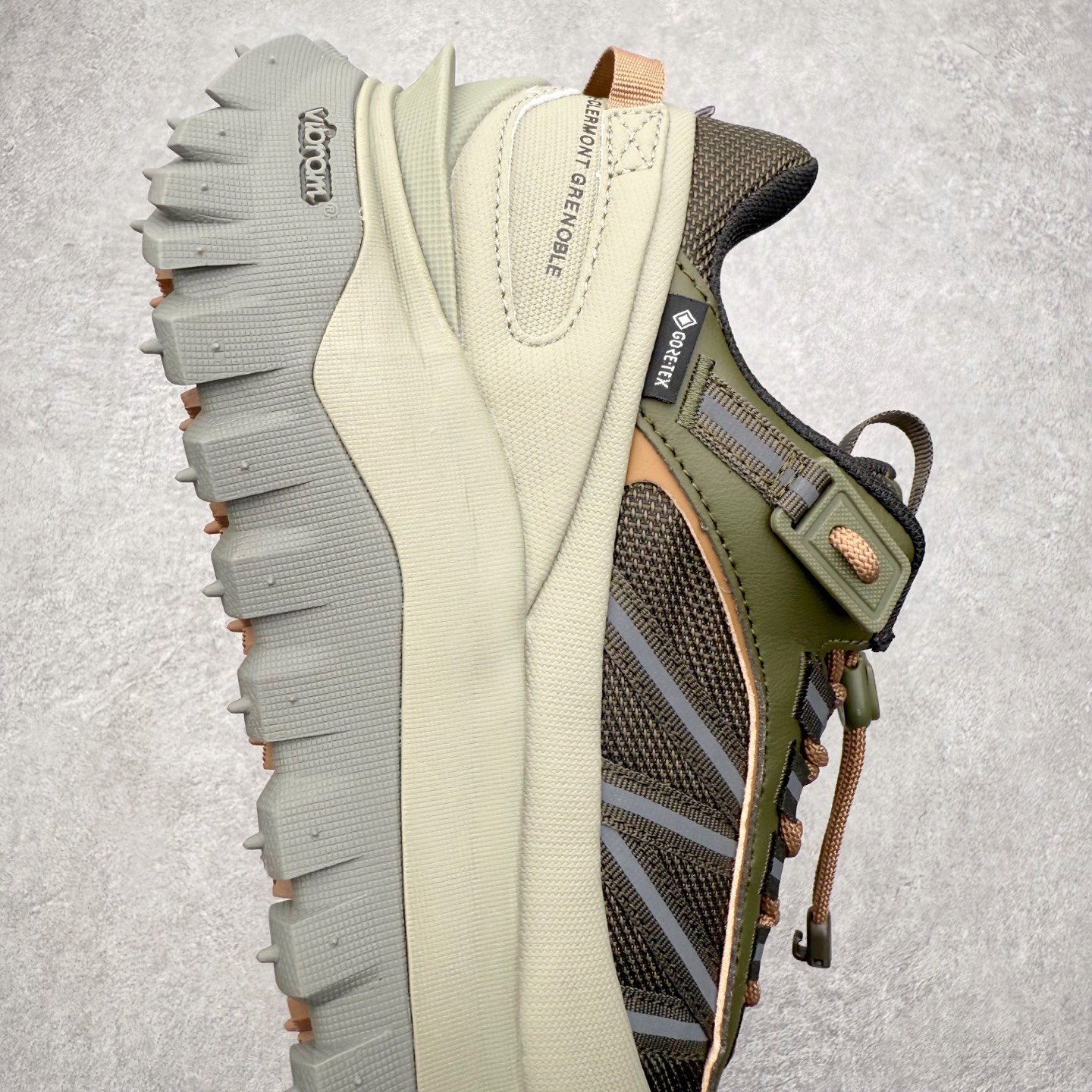 图片[6]-Moncler Trailgrip Gore-Tex 蒙口越野旅行系列低帮厚底轻量户外登山运动鞋 盟可睐MONCLER TRAILGRIP 鞋履新季系列 前卫设计碰撞实用科技 轻盈面料无惧炎热夏季 Trailgrip运动鞋作为盟可睐Moncler的秋冬新作横空出世 融蕴品牌山地基因 运用科技前沿技术 征服野外复杂地形 醒目的胎纹设计搭配弧形橡胶鞋头 确保经久耐穿 为山野探险与都市畅游提供高效防护 Trailgrip 2023春夏系列将在既有的实用性基础之上 推出全新配色 并采用更轻材质 尺码：35 36 37 38 39 40 41 42 43 44 45 46-选品中心