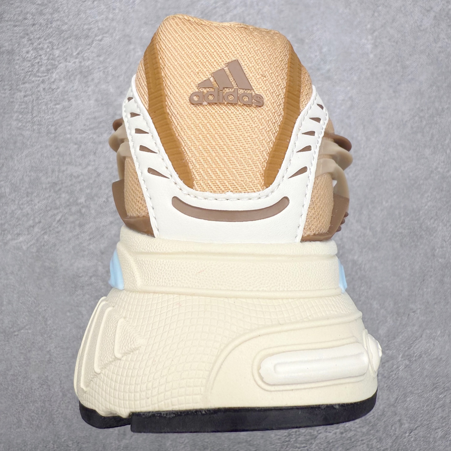 图片[8]-Pharrell x adidas Adistar Jellyfish 低帮水母复古风老爹鞋 Adistar Cushion联名出的这款复古老爹鞋简直是未来科技感十足 以3D风格焕新演绎标志性三条纹 为造型添上点睛之笔 金属质感视觉效果TPU自带哑光反射 非常的细节 最大的亮点无疑是鞋屁股 大块的tpu包裹 让增高的大底不再突兀 更显腿长脚细 尺码：36 36.5 37 38 38.5 39 40 40.5 41 42 42.5 43 44 44.5 45 46 47-选品中心