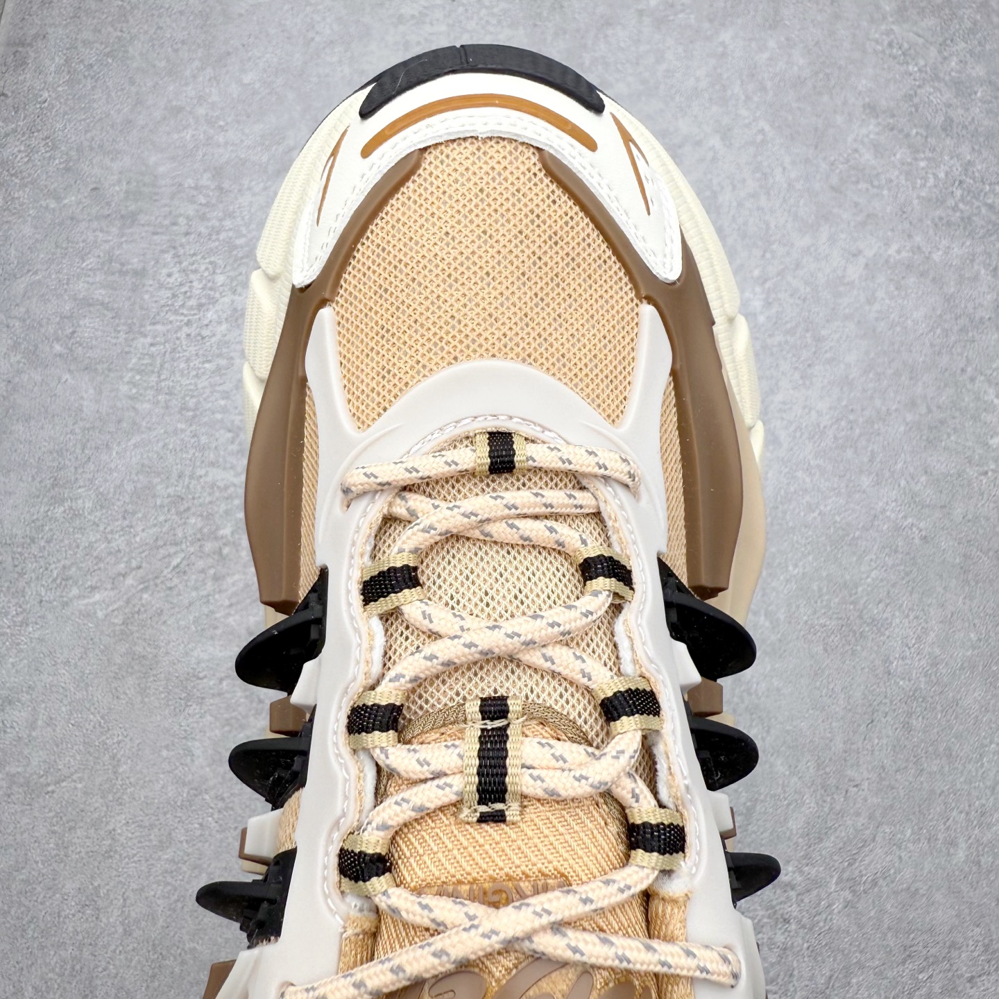 图片[4]-Pharrell x adidas Adistar Jellyfish 低帮水母复古风老爹鞋 Adistar Cushion联名出的这款复古老爹鞋简直是未来科技感十足 以3D风格焕新演绎标志性三条纹 为造型添上点睛之笔 金属质感视觉效果TPU自带哑光反射 非常的细节 最大的亮点无疑是鞋屁股 大块的tpu包裹 让增高的大底不再突兀 更显腿长脚细 尺码：36 36.5 37 38 38.5 39 40 40.5 41 42 42.5 43 44 44.5 45 46 47-选品中心