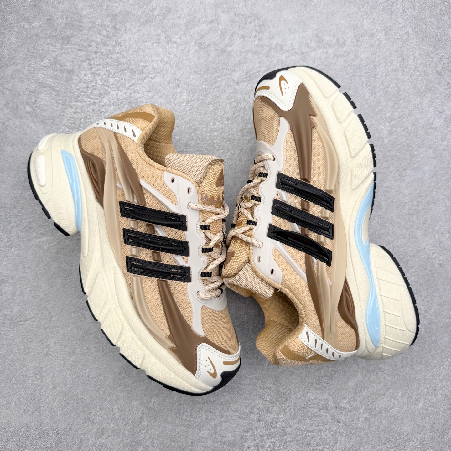 图片[3]-Pharrell x adidas Adistar Jellyfish 低帮水母复古风老爹鞋 Adistar Cushion联名出的这款复古老爹鞋简直是未来科技感十足 以3D风格焕新演绎标志性三条纹 为造型添上点睛之笔 金属质感视觉效果TPU自带哑光反射 非常的细节 最大的亮点无疑是鞋屁股 大块的tpu包裹 让增高的大底不再突兀 更显腿长脚细 尺码：36 36.5 37 38 38.5 39 40 40.5 41 42 42.5 43 44 44.5 45 46 47-选品中心
