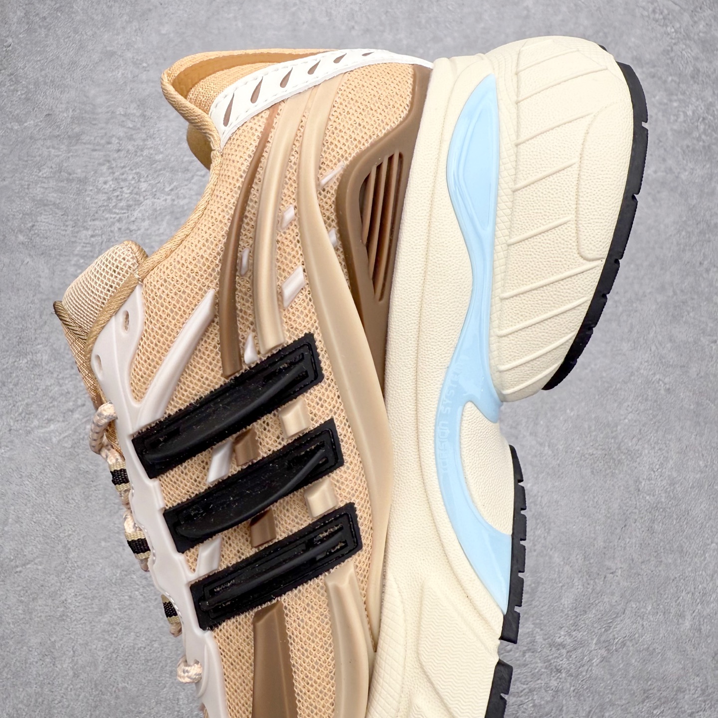 图片[7]-Pharrell x adidas Adistar Jellyfish 低帮水母复古风老爹鞋 Adistar Cushion联名出的这款复古老爹鞋简直是未来科技感十足 以3D风格焕新演绎标志性三条纹 为造型添上点睛之笔 金属质感视觉效果TPU自带哑光反射 非常的细节 最大的亮点无疑是鞋屁股 大块的tpu包裹 让增高的大底不再突兀 更显腿长脚细 尺码：36 36.5 37 38 38.5 39 40 40.5 41 42 42.5 43 44 44.5 45 46 47-选品中心