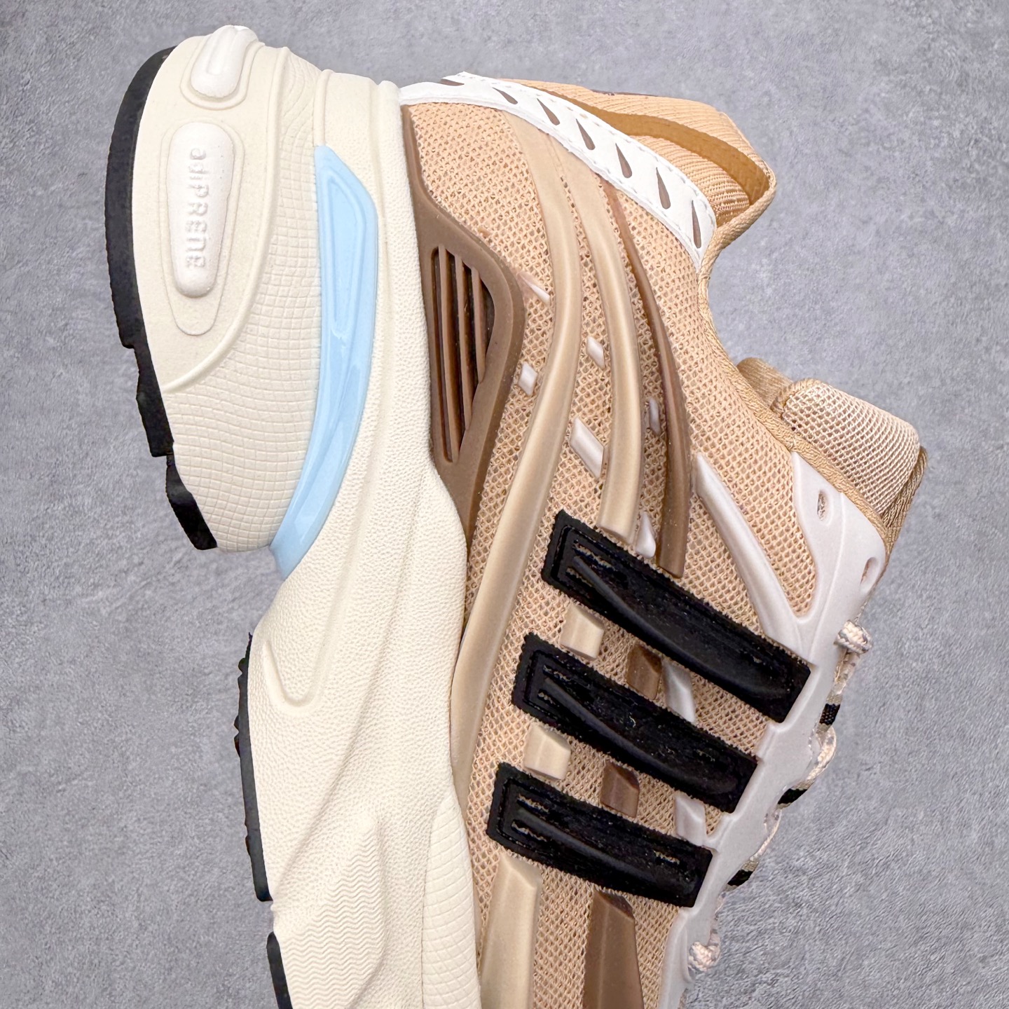 图片[6]-Pharrell x adidas Adistar Jellyfish 低帮水母复古风老爹鞋 Adistar Cushion联名出的这款复古老爹鞋简直是未来科技感十足 以3D风格焕新演绎标志性三条纹 为造型添上点睛之笔 金属质感视觉效果TPU自带哑光反射 非常的细节 最大的亮点无疑是鞋屁股 大块的tpu包裹 让增高的大底不再突兀 更显腿长脚细 尺码：36 36.5 37 38 38.5 39 40 40.5 41 42 42.5 43 44 44.5 45 46 47-选品中心