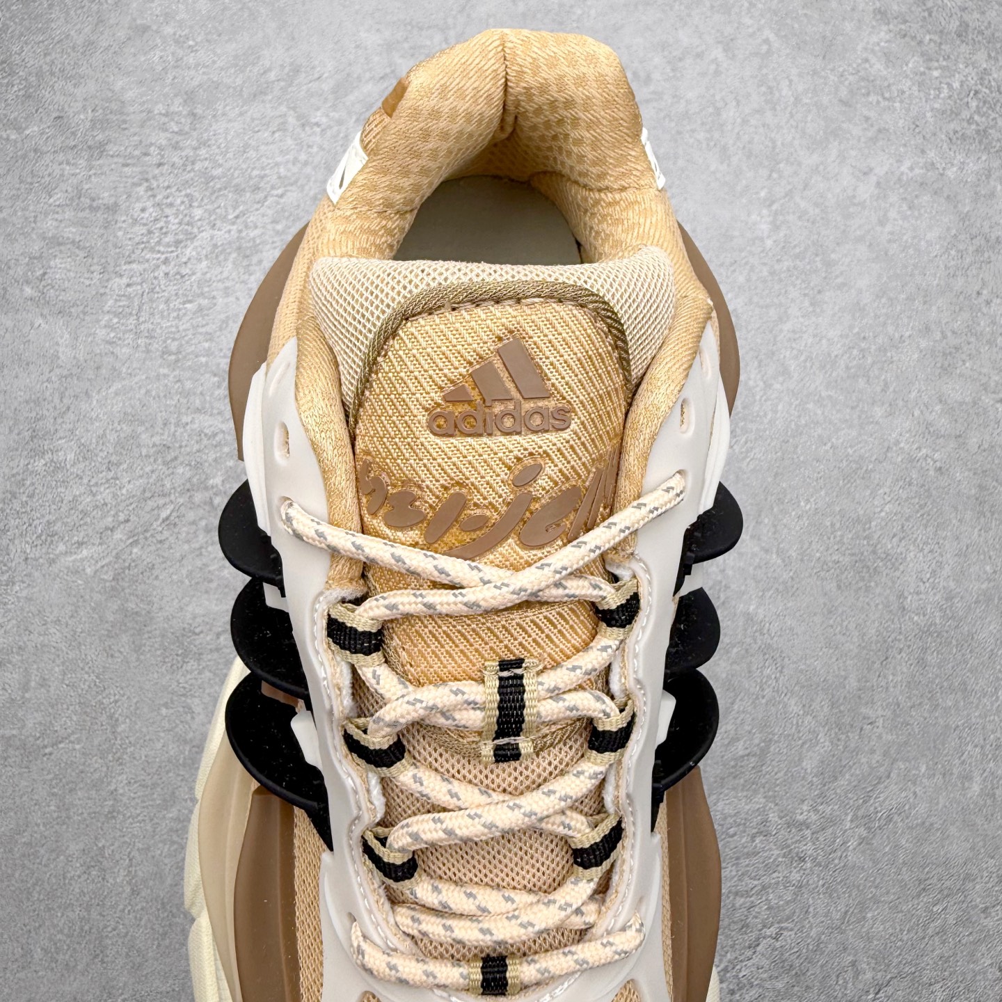 图片[5]-Pharrell x adidas Adistar Jellyfish 低帮水母复古风老爹鞋 Adistar Cushion联名出的这款复古老爹鞋简直是未来科技感十足 以3D风格焕新演绎标志性三条纹 为造型添上点睛之笔 金属质感视觉效果TPU自带哑光反射 非常的细节 最大的亮点无疑是鞋屁股 大块的tpu包裹 让增高的大底不再突兀 更显腿长脚细 尺码：36 36.5 37 38 38.5 39 40 40.5 41 42 42.5 43 44 44.5 45 46 47-选品中心