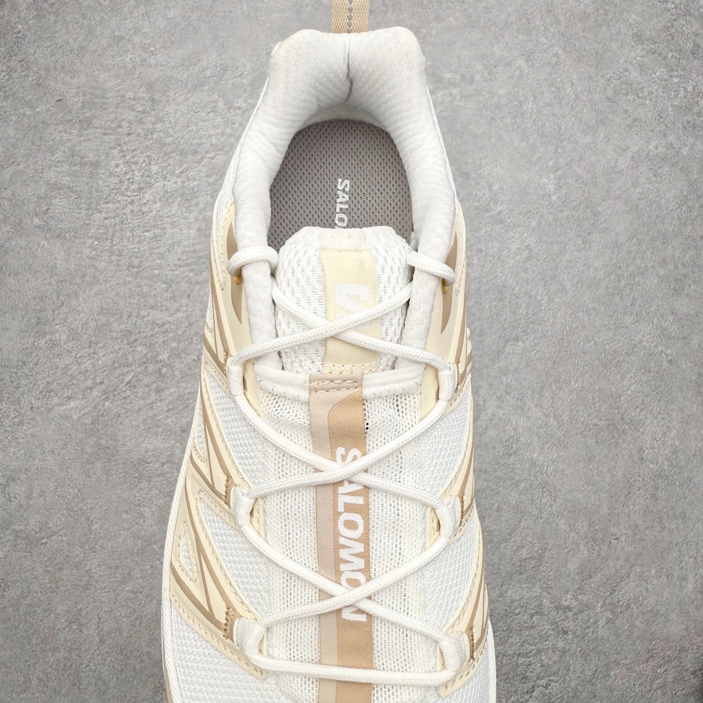 图片[5]-Salomon XT-6 萨洛蒙复古潮流户外机能登山跑鞋 纯原外贸平台特供订单 耗时半年巨作 全套原纸板楦头开发 原厂特供网布配套加持 确保原汁原味 完美呈现版型 原档数据独家私模五层组合大底 男女鞋同步官方开发至46.5 原装Ortholite轻量化鞋垫 中底布带钢印编号 原厂TPU锁扣 进口港宝加持 后跟自然饱满 还原公司包裹性 鞋面以“锯齿”状的包裹系统呈现 在基色底之下加入了各种色点缀 将公司的最新技术和时尚前卫的造型融入耐用的长跑款式中 鞋面由 TPU 薄膜制成 并焊接在高耐磨网眼上 使其既时尚又坚固 由 ACS底盘支撑 可增强稳定性和支撑力 以及由橡胶凸耳 Contragrip外底覆盖的 EVA 缓冲中底 旨在应对崎岖的地形 鞋舌上的彩色Salomon 标签、Quicklace 系统以及鞋头、鞋舌和鞋跟上的附加品牌使细节更加完美 让穿着者可以轻松驾驭户外与通勤下的任何运动生活场景 无缝鞋身户外随意纵横 颜值与脚感兼备 出街通勤 绝对非常吸睛 你值得拥有 尺码：36 36.5 37.5 38 38.5 39 40 40.5 41 42 42.5 43 44 44.5 45 注意：偏小1码-选品中心