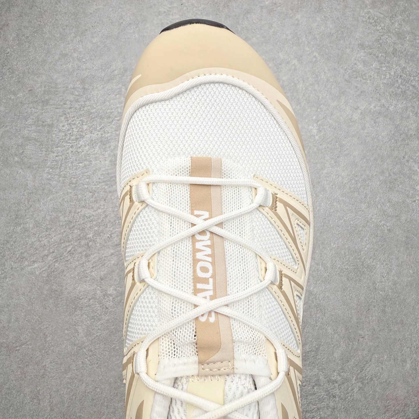 图片[4]-Salomon XT-6 萨洛蒙复古潮流户外机能登山跑鞋 纯原外贸平台特供订单 耗时半年巨作 全套原纸板楦头开发 原厂特供网布配套加持 确保原汁原味 完美呈现版型 原档数据独家私模五层组合大底 男女鞋同步官方开发至46.5 原装Ortholite轻量化鞋垫 中底布带钢印编号 原厂TPU锁扣 进口港宝加持 后跟自然饱满 还原公司包裹性 鞋面以“锯齿”状的包裹系统呈现 在基色底之下加入了各种色点缀 将公司的最新技术和时尚前卫的造型融入耐用的长跑款式中 鞋面由 TPU 薄膜制成 并焊接在高耐磨网眼上 使其既时尚又坚固 由 ACS底盘支撑 可增强稳定性和支撑力 以及由橡胶凸耳 Contragrip外底覆盖的 EVA 缓冲中底 旨在应对崎岖的地形 鞋舌上的彩色Salomon 标签、Quicklace 系统以及鞋头、鞋舌和鞋跟上的附加品牌使细节更加完美 让穿着者可以轻松驾驭户外与通勤下的任何运动生活场景 无缝鞋身户外随意纵横 颜值与脚感兼备 出街通勤 绝对非常吸睛 你值得拥有 尺码：36 36.5 37.5 38 38.5 39 40 40.5 41 42 42.5 43 44 44.5 45 注意：偏小1码-选品中心