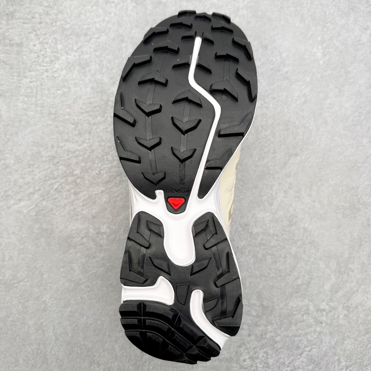 图片[9]-Salomon XT-6 萨洛蒙复古潮流户外机能登山跑鞋 纯原外贸平台特供订单 耗时半年巨作 全套原纸板楦头开发 原厂特供网布配套加持 确保原汁原味 完美呈现版型 原档数据独家私模五层组合大底 男女鞋同步官方开发至46.5 原装Ortholite轻量化鞋垫 中底布带钢印编号 原厂TPU锁扣 进口港宝加持 后跟自然饱满 还原公司包裹性 鞋面以“锯齿”状的包裹系统呈现 在基色底之下加入了各种色点缀 将公司的最新技术和时尚前卫的造型融入耐用的长跑款式中 鞋面由 TPU 薄膜制成 并焊接在高耐磨网眼上 使其既时尚又坚固 由 ACS底盘支撑 可增强稳定性和支撑力 以及由橡胶凸耳 Contragrip外底覆盖的 EVA 缓冲中底 旨在应对崎岖的地形 鞋舌上的彩色Salomon 标签、Quicklace 系统以及鞋头、鞋舌和鞋跟上的附加品牌使细节更加完美 让穿着者可以轻松驾驭户外与通勤下的任何运动生活场景 无缝鞋身户外随意纵横 颜值与脚感兼备 出街通勤 绝对非常吸睛 你值得拥有 尺码：36 36.5 37.5 38 38.5 39 40 40.5 41 42 42.5 43 44 44.5 45 注意：偏小1码-选品中心