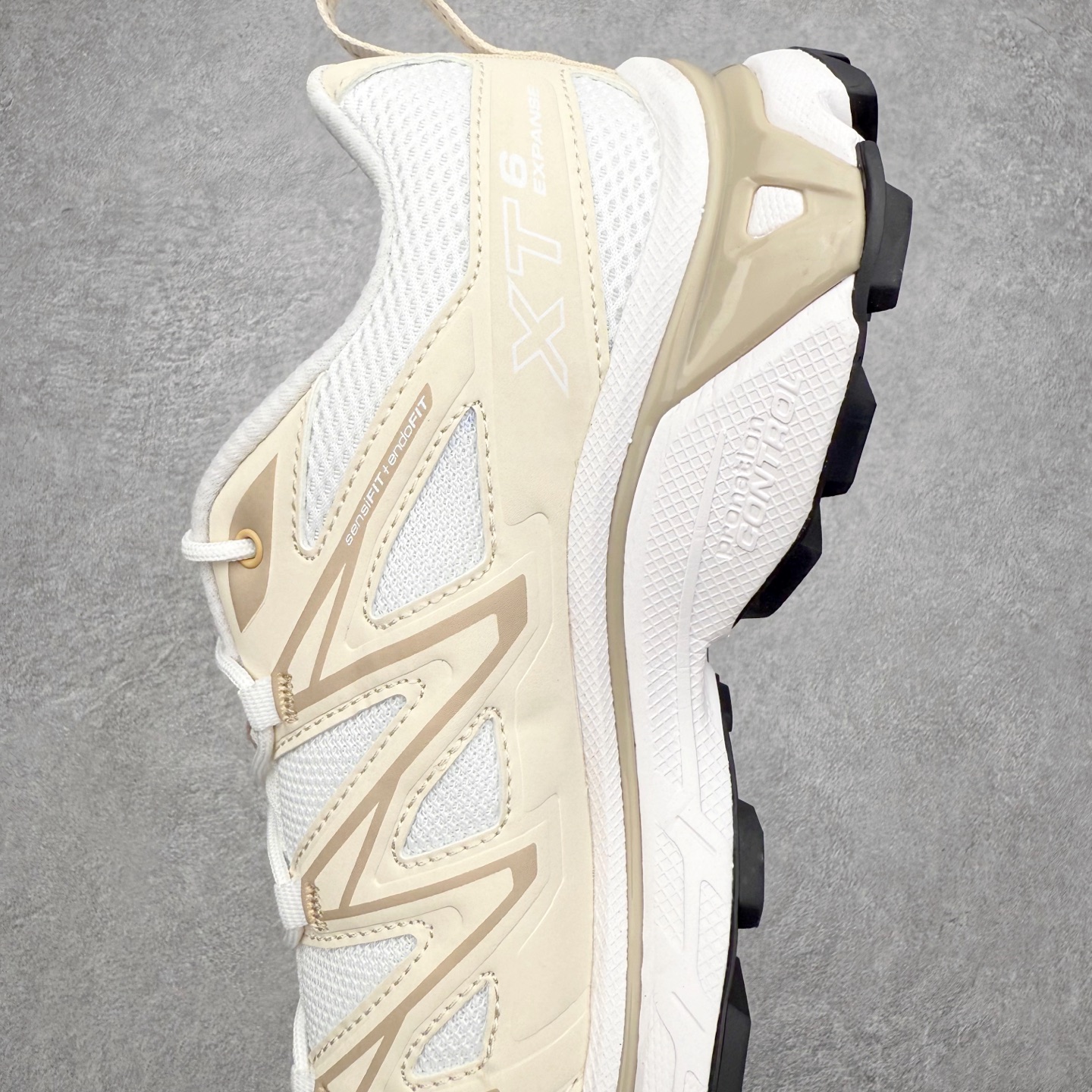 图片[7]-Salomon XT-6 萨洛蒙复古潮流户外机能登山跑鞋 纯原外贸平台特供订单 耗时半年巨作 全套原纸板楦头开发 原厂特供网布配套加持 确保原汁原味 完美呈现版型 原档数据独家私模五层组合大底 男女鞋同步官方开发至46.5 原装Ortholite轻量化鞋垫 中底布带钢印编号 原厂TPU锁扣 进口港宝加持 后跟自然饱满 还原公司包裹性 鞋面以“锯齿”状的包裹系统呈现 在基色底之下加入了各种色点缀 将公司的最新技术和时尚前卫的造型融入耐用的长跑款式中 鞋面由 TPU 薄膜制成 并焊接在高耐磨网眼上 使其既时尚又坚固 由 ACS底盘支撑 可增强稳定性和支撑力 以及由橡胶凸耳 Contragrip外底覆盖的 EVA 缓冲中底 旨在应对崎岖的地形 鞋舌上的彩色Salomon 标签、Quicklace 系统以及鞋头、鞋舌和鞋跟上的附加品牌使细节更加完美 让穿着者可以轻松驾驭户外与通勤下的任何运动生活场景 无缝鞋身户外随意纵横 颜值与脚感兼备 出街通勤 绝对非常吸睛 你值得拥有 尺码：36 36.5 37.5 38 38.5 39 40 40.5 41 42 42.5 43 44 44.5 45 注意：偏小1码-选品中心