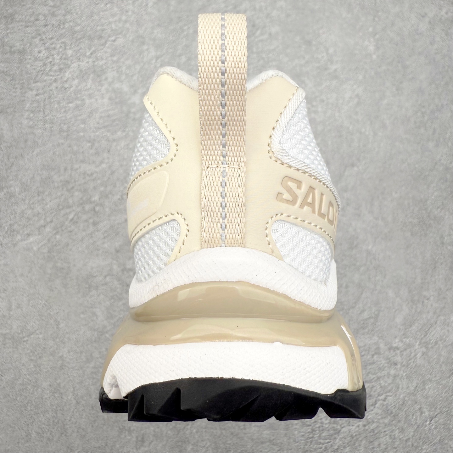 图片[8]-Salomon XT-6 萨洛蒙复古潮流户外机能登山跑鞋 纯原外贸平台特供订单 耗时半年巨作 全套原纸板楦头开发 原厂特供网布配套加持 确保原汁原味 完美呈现版型 原档数据独家私模五层组合大底 男女鞋同步官方开发至46.5 原装Ortholite轻量化鞋垫 中底布带钢印编号 原厂TPU锁扣 进口港宝加持 后跟自然饱满 还原公司包裹性 鞋面以“锯齿”状的包裹系统呈现 在基色底之下加入了各种色点缀 将公司的最新技术和时尚前卫的造型融入耐用的长跑款式中 鞋面由 TPU 薄膜制成 并焊接在高耐磨网眼上 使其既时尚又坚固 由 ACS底盘支撑 可增强稳定性和支撑力 以及由橡胶凸耳 Contragrip外底覆盖的 EVA 缓冲中底 旨在应对崎岖的地形 鞋舌上的彩色Salomon 标签、Quicklace 系统以及鞋头、鞋舌和鞋跟上的附加品牌使细节更加完美 让穿着者可以轻松驾驭户外与通勤下的任何运动生活场景 无缝鞋身户外随意纵横 颜值与脚感兼备 出街通勤 绝对非常吸睛 你值得拥有 尺码：36 36.5 37.5 38 38.5 39 40 40.5 41 42 42.5 43 44 44.5 45 注意：偏小1码-选品中心