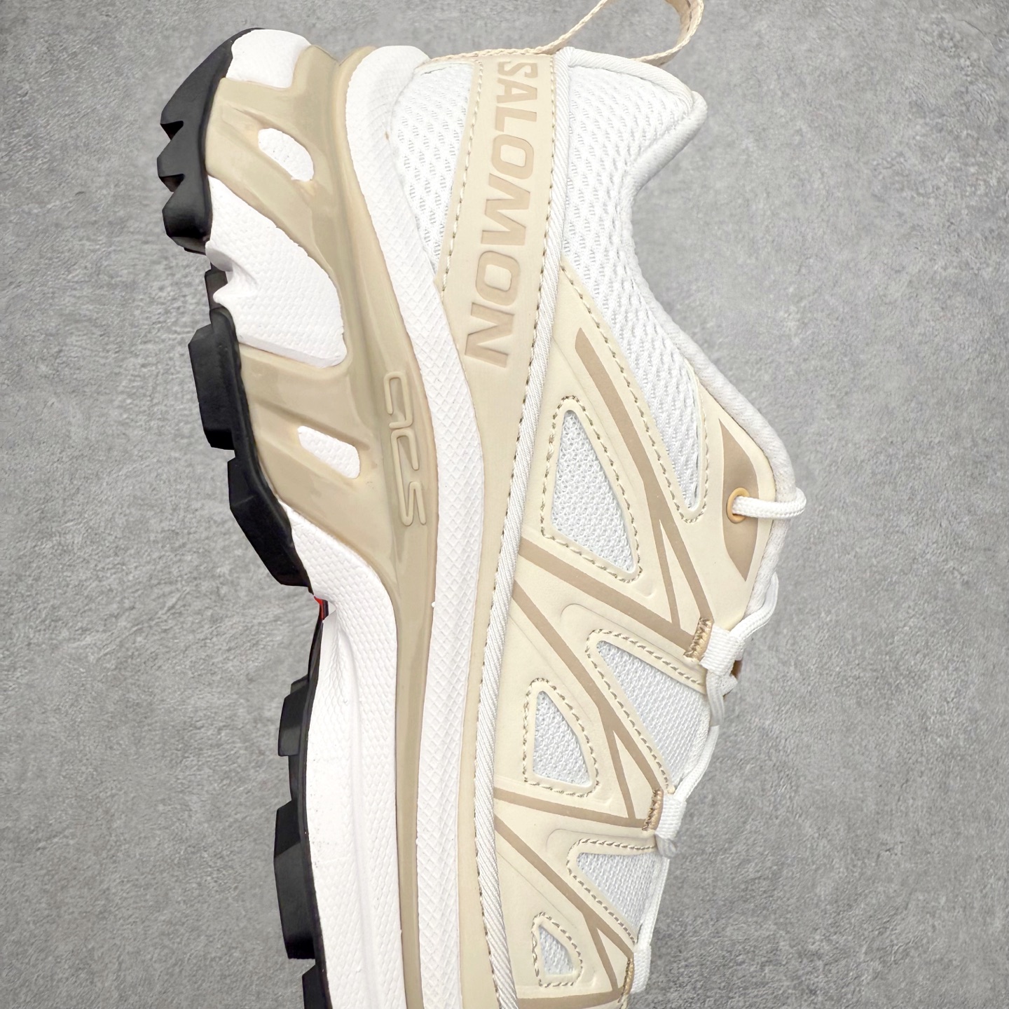 图片[6]-Salomon XT-6 萨洛蒙复古潮流户外机能登山跑鞋 纯原外贸平台特供订单 耗时半年巨作 全套原纸板楦头开发 原厂特供网布配套加持 确保原汁原味 完美呈现版型 原档数据独家私模五层组合大底 男女鞋同步官方开发至46.5 原装Ortholite轻量化鞋垫 中底布带钢印编号 原厂TPU锁扣 进口港宝加持 后跟自然饱满 还原公司包裹性 鞋面以“锯齿”状的包裹系统呈现 在基色底之下加入了各种色点缀 将公司的最新技术和时尚前卫的造型融入耐用的长跑款式中 鞋面由 TPU 薄膜制成 并焊接在高耐磨网眼上 使其既时尚又坚固 由 ACS底盘支撑 可增强稳定性和支撑力 以及由橡胶凸耳 Contragrip外底覆盖的 EVA 缓冲中底 旨在应对崎岖的地形 鞋舌上的彩色Salomon 标签、Quicklace 系统以及鞋头、鞋舌和鞋跟上的附加品牌使细节更加完美 让穿着者可以轻松驾驭户外与通勤下的任何运动生活场景 无缝鞋身户外随意纵横 颜值与脚感兼备 出街通勤 绝对非常吸睛 你值得拥有 尺码：36 36.5 37.5 38 38.5 39 40 40.5 41 42 42.5 43 44 44.5 45 注意：偏小1码-选品中心