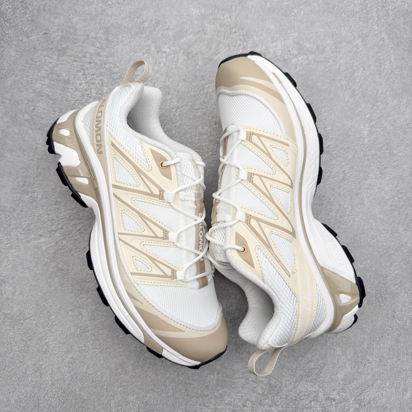 图片[3]-Salomon XT-6 萨洛蒙复古潮流户外机能登山跑鞋 纯原外贸平台特供订单 耗时半年巨作 全套原纸板楦头开发 原厂特供网布配套加持 确保原汁原味 完美呈现版型 原档数据独家私模五层组合大底 男女鞋同步官方开发至46.5 原装Ortholite轻量化鞋垫 中底布带钢印编号 原厂TPU锁扣 进口港宝加持 后跟自然饱满 还原公司包裹性 鞋面以“锯齿”状的包裹系统呈现 在基色底之下加入了各种色点缀 将公司的最新技术和时尚前卫的造型融入耐用的长跑款式中 鞋面由 TPU 薄膜制成 并焊接在高耐磨网眼上 使其既时尚又坚固 由 ACS底盘支撑 可增强稳定性和支撑力 以及由橡胶凸耳 Contragrip外底覆盖的 EVA 缓冲中底 旨在应对崎岖的地形 鞋舌上的彩色Salomon 标签、Quicklace 系统以及鞋头、鞋舌和鞋跟上的附加品牌使细节更加完美 让穿着者可以轻松驾驭户外与通勤下的任何运动生活场景 无缝鞋身户外随意纵横 颜值与脚感兼备 出街通勤 绝对非常吸睛 你值得拥有 尺码：36 36.5 37.5 38 38.5 39 40 40.5 41 42 42.5 43 44 44.5 45 注意：偏小1码-选品中心