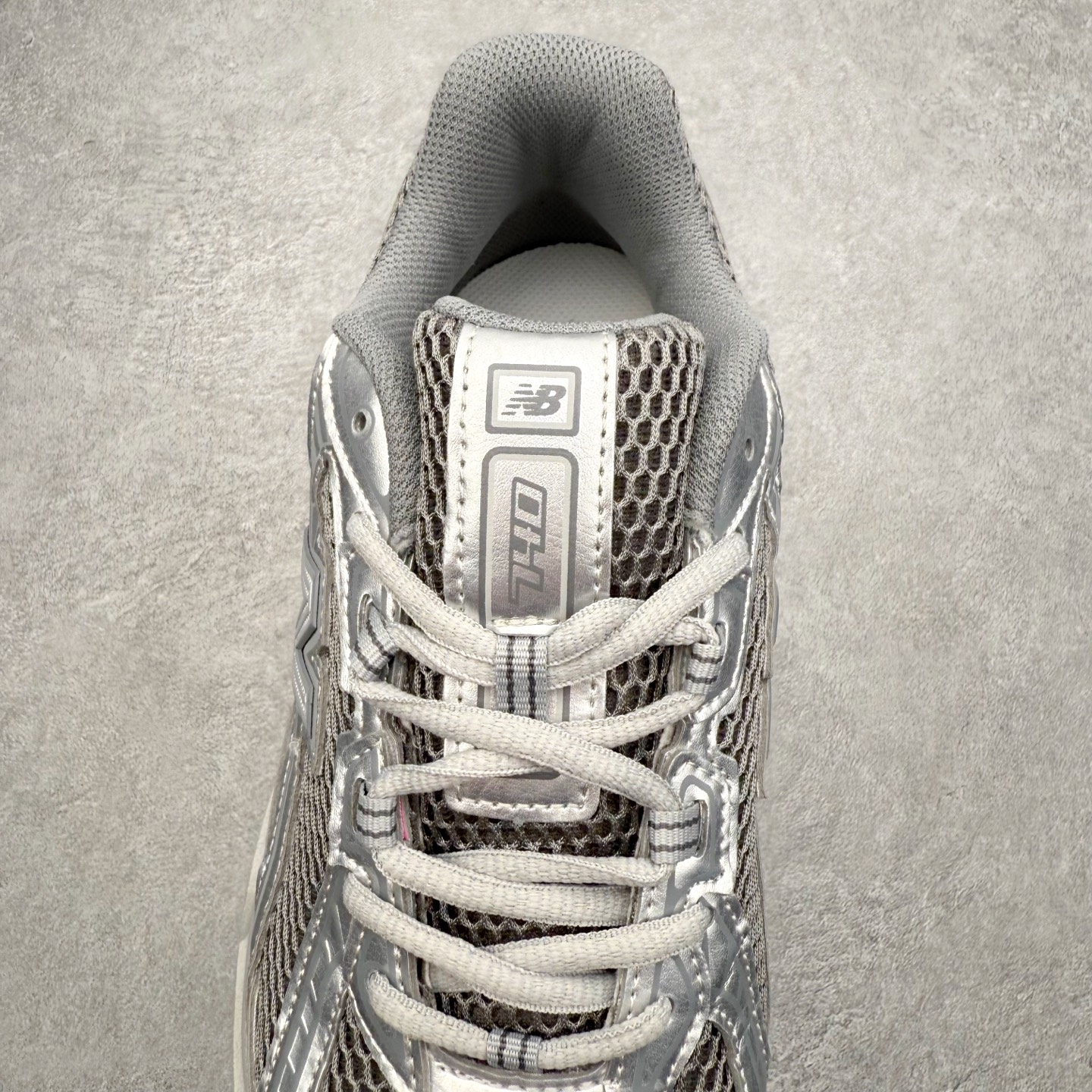 图片[5]-New Balance M1906R NB新百伦系列复古老爹风休闲运动慢跑鞋 日韩出口特供订单 全网最全配色 配套商长期套现长期补货 全新货品 正常出厂触屏不到的单价 超级跑量款 全套原楦原纸板原厂数据开发 进口三明治网面 原装进口翻毛皮料正确绒感卡色 正确中底拉帮中底网布细节 采用轻质牛剖革拼接透气网眼衬垫织物鞋面材质 T-Beam大底提供足步弓支撑 保持步态稳定 后跟搭载外露缓震胶 鞋身整体以各种深浅不一的灰色覆盖 鞋头以淡蓝色调装饰 网眼衬垫通过不规律的色块实现做旧的美感 泛黄的鞋底更是进一步增添了复古气息 尺码：36 37 37.5 38 38.5 39.5 40 40.5 41.5 42 42.5 43 44 45-选品中心