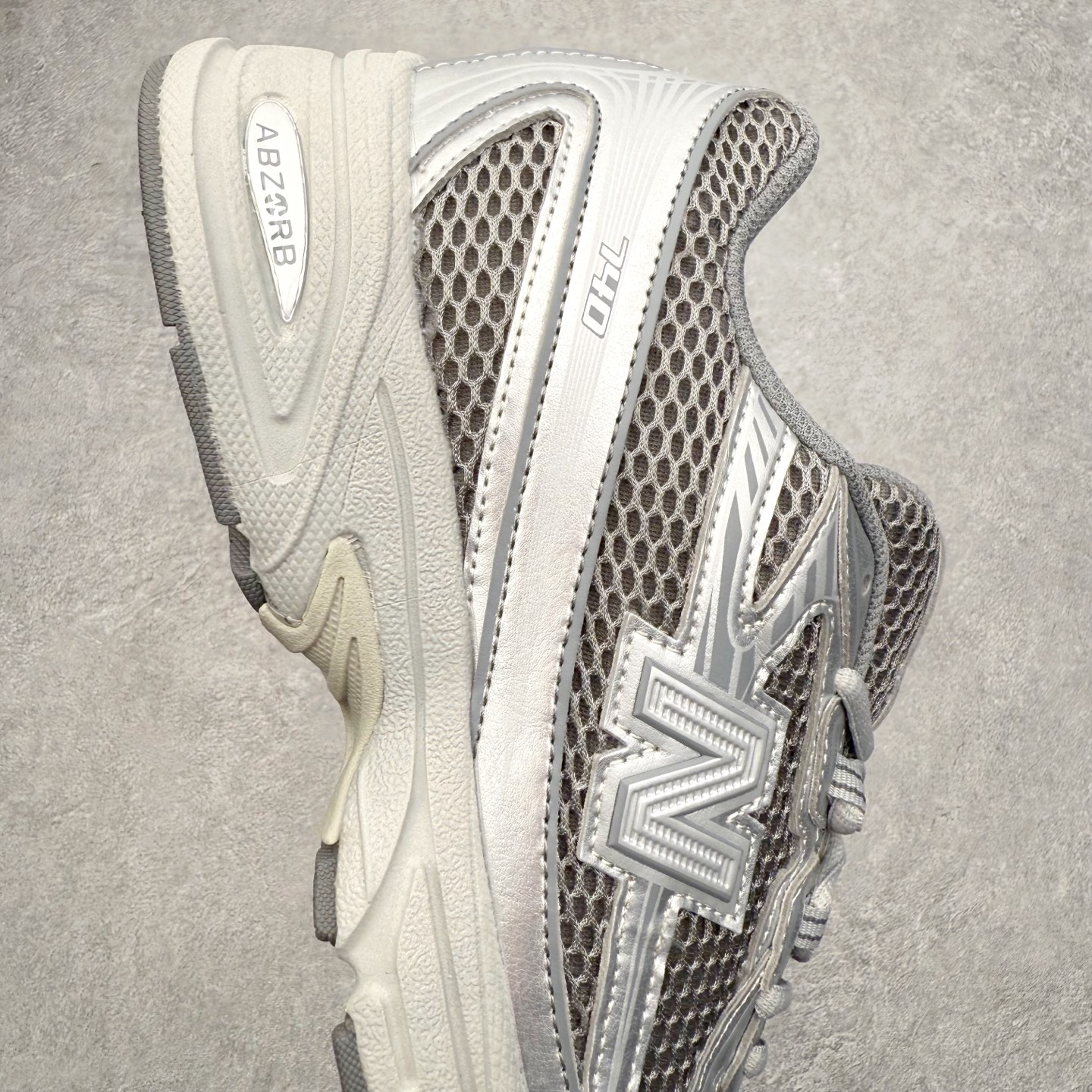 图片[6]-New Balance M1906R NB新百伦系列复古老爹风休闲运动慢跑鞋 日韩出口特供订单 全网最全配色 配套商长期套现长期补货 全新货品 正常出厂触屏不到的单价 超级跑量款 全套原楦原纸板原厂数据开发 进口三明治网面 原装进口翻毛皮料正确绒感卡色 正确中底拉帮中底网布细节 采用轻质牛剖革拼接透气网眼衬垫织物鞋面材质 T-Beam大底提供足步弓支撑 保持步态稳定 后跟搭载外露缓震胶 鞋身整体以各种深浅不一的灰色覆盖 鞋头以淡蓝色调装饰 网眼衬垫通过不规律的色块实现做旧的美感 泛黄的鞋底更是进一步增添了复古气息 尺码：36 37 37.5 38 38.5 39.5 40 40.5 41.5 42 42.5 43 44 45-选品中心