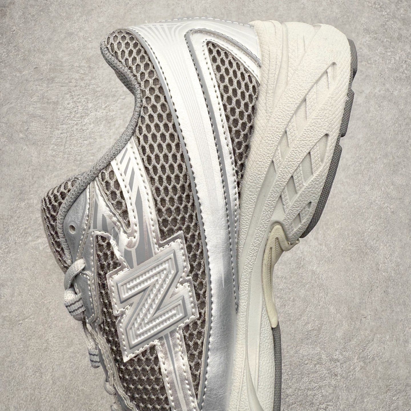 图片[7]-New Balance M1906R NB新百伦系列复古老爹风休闲运动慢跑鞋 日韩出口特供订单 全网最全配色 配套商长期套现长期补货 全新货品 正常出厂触屏不到的单价 超级跑量款 全套原楦原纸板原厂数据开发 进口三明治网面 原装进口翻毛皮料正确绒感卡色 正确中底拉帮中底网布细节 采用轻质牛剖革拼接透气网眼衬垫织物鞋面材质 T-Beam大底提供足步弓支撑 保持步态稳定 后跟搭载外露缓震胶 鞋身整体以各种深浅不一的灰色覆盖 鞋头以淡蓝色调装饰 网眼衬垫通过不规律的色块实现做旧的美感 泛黄的鞋底更是进一步增添了复古气息 尺码：36 37 37.5 38 38.5 39.5 40 40.5 41.5 42 42.5 43 44 45-选品中心