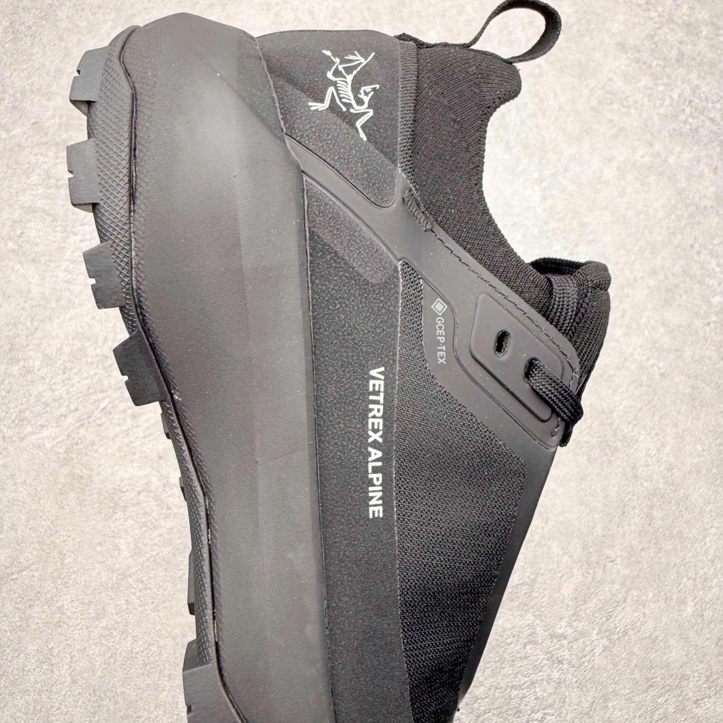 图片[6]-Arcteryx Vertex Alpine GTX阿尔卑斯山顶峰系列低帮越野徒步户外运动登山运动鞋 这款GORE-TEX鞋履适合希望在技术路线上更快前进的山地跑步者穿着，无需担心地形条件如何。中底的Rocker Geometry几何结构设计带来推进力，并采用InFuse材料制成，这是一种轻质、高响应性的EVA和聚烯烃合成材料，可提供回弹并吸收冲击力。抓地平稳的Vibram Megagrip外底采用LITEBASE技术，在减轻重量的同时不影响性能，而多向凸耳花纹设计带来更强的抓地力。鞋身贴合包裹脚部，针织鞋领可阻挡碎屑进鞋。实拍调校N版已经零色差零失真 百分百还原实物色彩所见即所得 不存在货不对板色差等低级问题 选购参考实物拍摄 不混卖不参货 只用心做好货严格选品 承诺混一赔十 尺码：36 36.5 37.5 38 38.5 39 40 40.5 41 42 42.5 43 44 44.5 45-选品中心