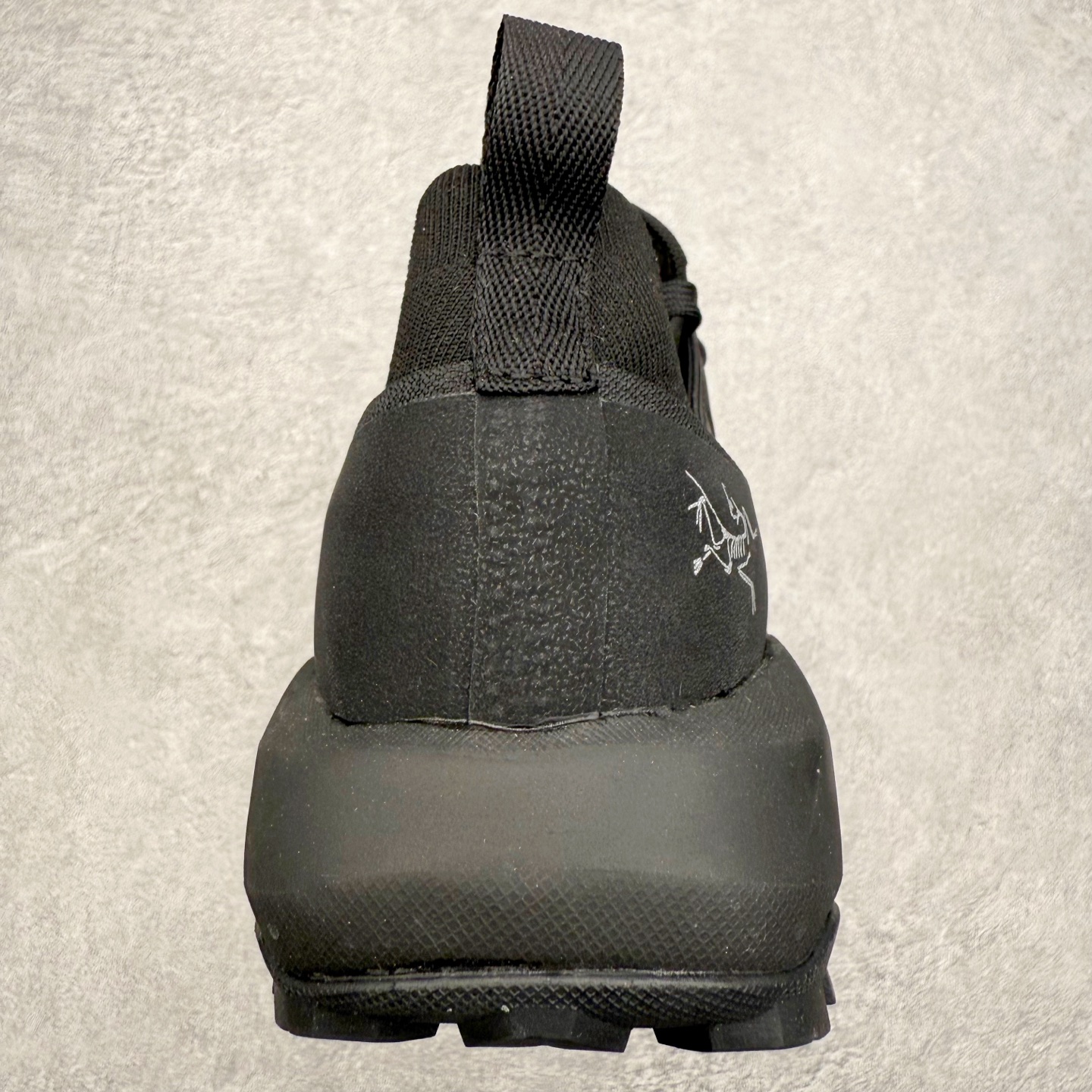 图片[8]-Arcteryx Vertex Alpine GTX阿尔卑斯山顶峰系列低帮越野徒步户外运动登山运动鞋 这款GORE-TEX鞋履适合希望在技术路线上更快前进的山地跑步者穿着，无需担心地形条件如何。中底的Rocker Geometry几何结构设计带来推进力，并采用InFuse材料制成，这是一种轻质、高响应性的EVA和聚烯烃合成材料，可提供回弹并吸收冲击力。抓地平稳的Vibram Megagrip外底采用LITEBASE技术，在减轻重量的同时不影响性能，而多向凸耳花纹设计带来更强的抓地力。鞋身贴合包裹脚部，针织鞋领可阻挡碎屑进鞋。实拍调校N版已经零色差零失真 百分百还原实物色彩所见即所得 不存在货不对板色差等低级问题 选购参考实物拍摄 不混卖不参货 只用心做好货严格选品 承诺混一赔十 尺码：36 36.5 37.5 38 38.5 39 40 40.5 41 42 42.5 43 44 44.5 45-选品中心