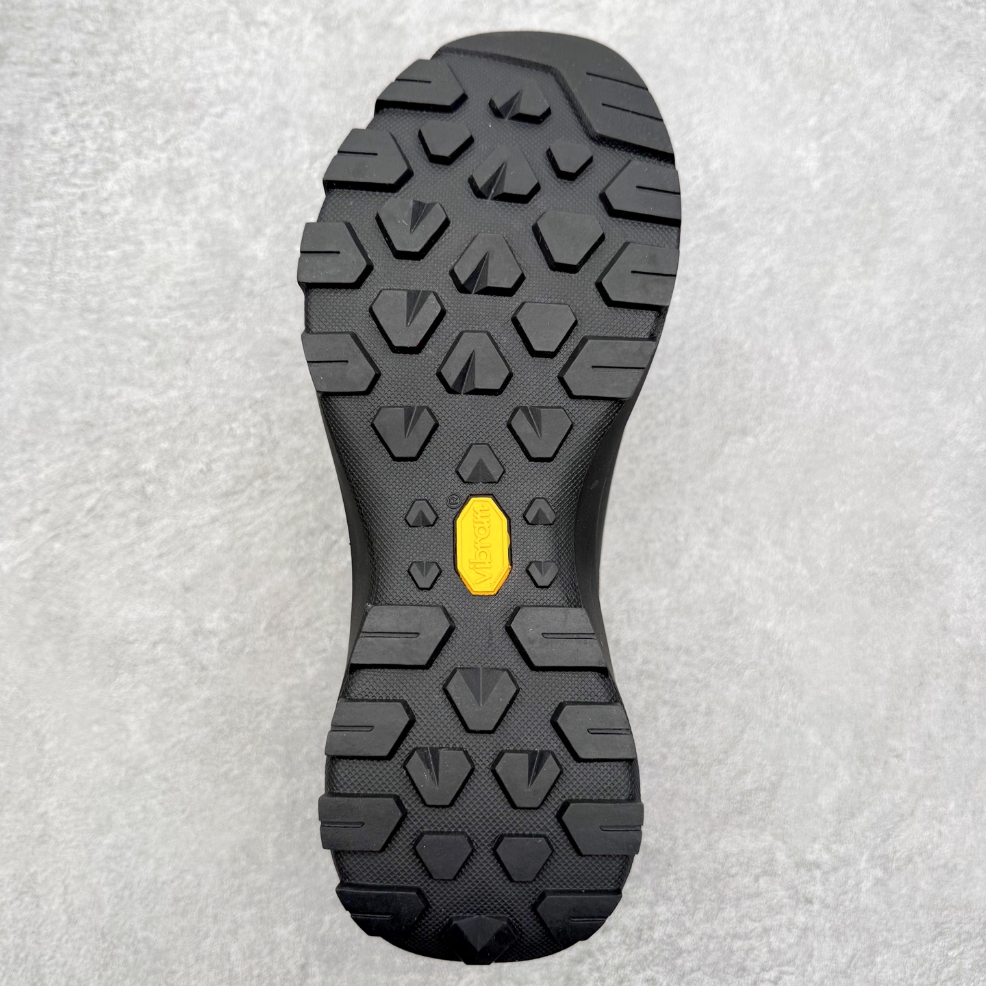 图片[9]-Arcteryx Vertex Alpine GTX阿尔卑斯山顶峰系列低帮越野徒步户外运动登山运动鞋 这款GORE-TEX鞋履适合希望在技术路线上更快前进的山地跑步者穿着，无需担心地形条件如何。中底的Rocker Geometry几何结构设计带来推进力，并采用InFuse材料制成，这是一种轻质、高响应性的EVA和聚烯烃合成材料，可提供回弹并吸收冲击力。抓地平稳的Vibram Megagrip外底采用LITEBASE技术，在减轻重量的同时不影响性能，而多向凸耳花纹设计带来更强的抓地力。鞋身贴合包裹脚部，针织鞋领可阻挡碎屑进鞋。实拍调校N版已经零色差零失真 百分百还原实物色彩所见即所得 不存在货不对板色差等低级问题 选购参考实物拍摄 不混卖不参货 只用心做好货严格选品 承诺混一赔十 尺码：36 36.5 37.5 38 38.5 39 40 40.5 41 42 42.5 43 44 44.5 45-选品中心