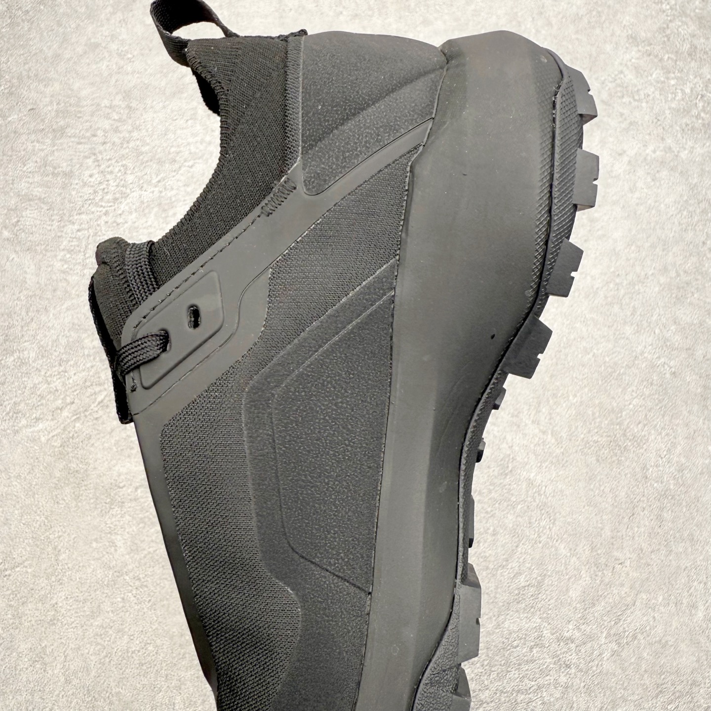 图片[7]-Arcteryx Vertex Alpine GTX阿尔卑斯山顶峰系列低帮越野徒步户外运动登山运动鞋 这款GORE-TEX鞋履适合希望在技术路线上更快前进的山地跑步者穿着，无需担心地形条件如何。中底的Rocker Geometry几何结构设计带来推进力，并采用InFuse材料制成，这是一种轻质、高响应性的EVA和聚烯烃合成材料，可提供回弹并吸收冲击力。抓地平稳的Vibram Megagrip外底采用LITEBASE技术，在减轻重量的同时不影响性能，而多向凸耳花纹设计带来更强的抓地力。鞋身贴合包裹脚部，针织鞋领可阻挡碎屑进鞋。实拍调校N版已经零色差零失真 百分百还原实物色彩所见即所得 不存在货不对板色差等低级问题 选购参考实物拍摄 不混卖不参货 只用心做好货严格选品 承诺混一赔十 尺码：36 36.5 37.5 38 38.5 39 40 40.5 41 42 42.5 43 44 44.5 45-选品中心