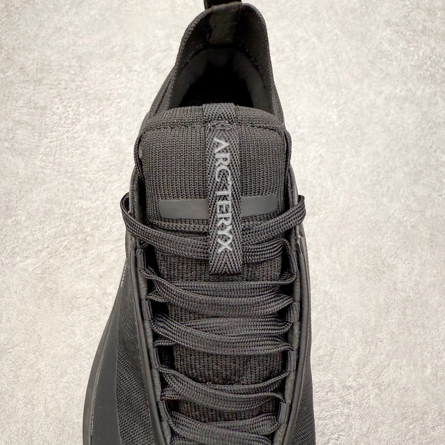 图片[5]-Arcteryx Vertex Alpine GTX阿尔卑斯山顶峰系列低帮越野徒步户外运动登山运动鞋 这款GORE-TEX鞋履适合希望在技术路线上更快前进的山地跑步者穿着，无需担心地形条件如何。中底的Rocker Geometry几何结构设计带来推进力，并采用InFuse材料制成，这是一种轻质、高响应性的EVA和聚烯烃合成材料，可提供回弹并吸收冲击力。抓地平稳的Vibram Megagrip外底采用LITEBASE技术，在减轻重量的同时不影响性能，而多向凸耳花纹设计带来更强的抓地力。鞋身贴合包裹脚部，针织鞋领可阻挡碎屑进鞋。实拍调校N版已经零色差零失真 百分百还原实物色彩所见即所得 不存在货不对板色差等低级问题 选购参考实物拍摄 不混卖不参货 只用心做好货严格选品 承诺混一赔十 尺码：36 36.5 37.5 38 38.5 39 40 40.5 41 42 42.5 43 44 44.5 45-选品中心