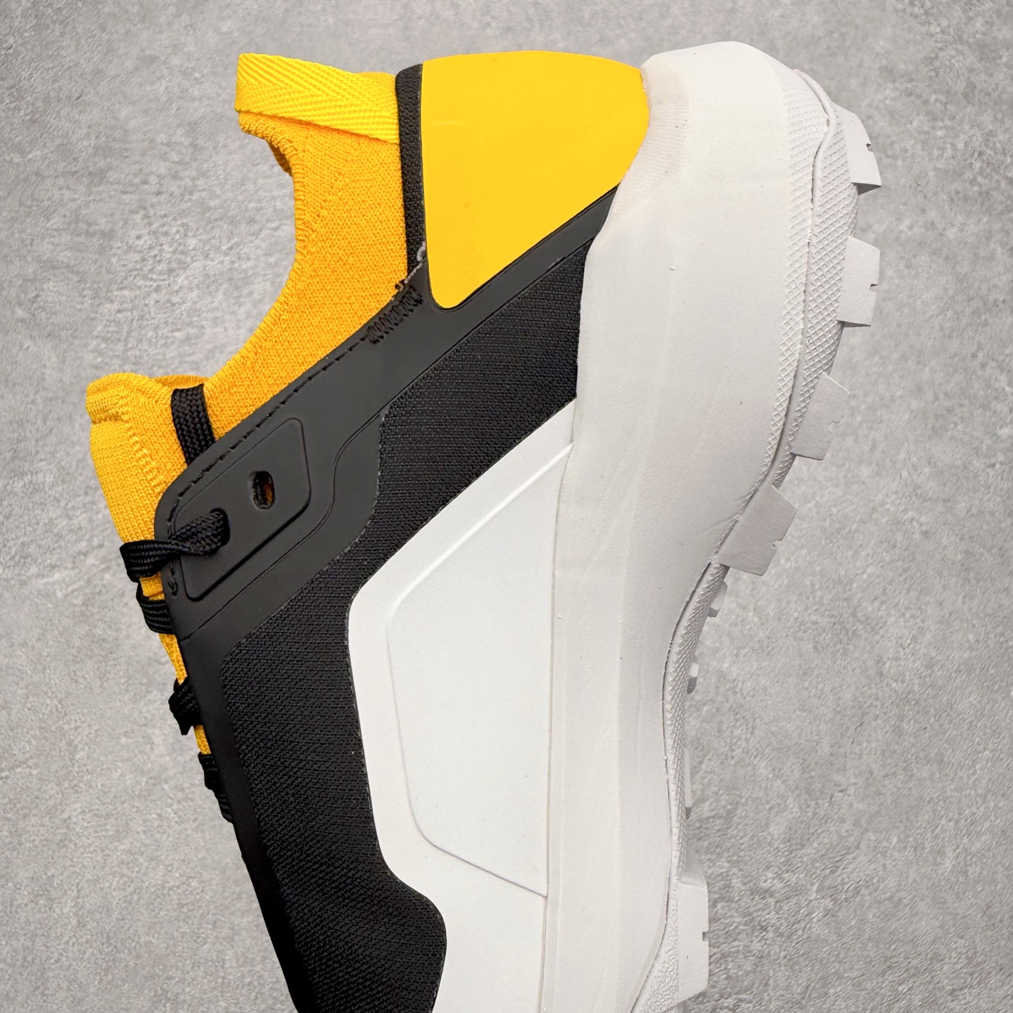 图片[7]-Arcteryx Vertex Alpine GTX阿尔卑斯山顶峰系列低帮越野徒步户外运动登山运动鞋 这款GORE-TEX鞋履适合希望在技术路线上更快前进的山地跑步者穿着，无需担心地形条件如何。中底的Rocker Geometry几何结构设计带来推进力，并采用InFuse材料制成，这是一种轻质、高响应性的EVA和聚烯烃合成材料，可提供回弹并吸收冲击力。抓地平稳的Vibram Megagrip外底采用LITEBASE技术，在减轻重量的同时不影响性能，而多向凸耳花纹设计带来更强的抓地力。鞋身贴合包裹脚部，针织鞋领可阻挡碎屑进鞋。实拍调校N版已经零色差零失真 百分百还原实物色彩所见即所得 不存在货不对板色差等低级问题 选购参考实物拍摄 不混卖不参货 只用心做好货严格选品 承诺混一赔十 尺码：36 36.5 37.5 38 38.5 39 40 40.5 41 42 42.5 43 44 44.5 45-选品中心