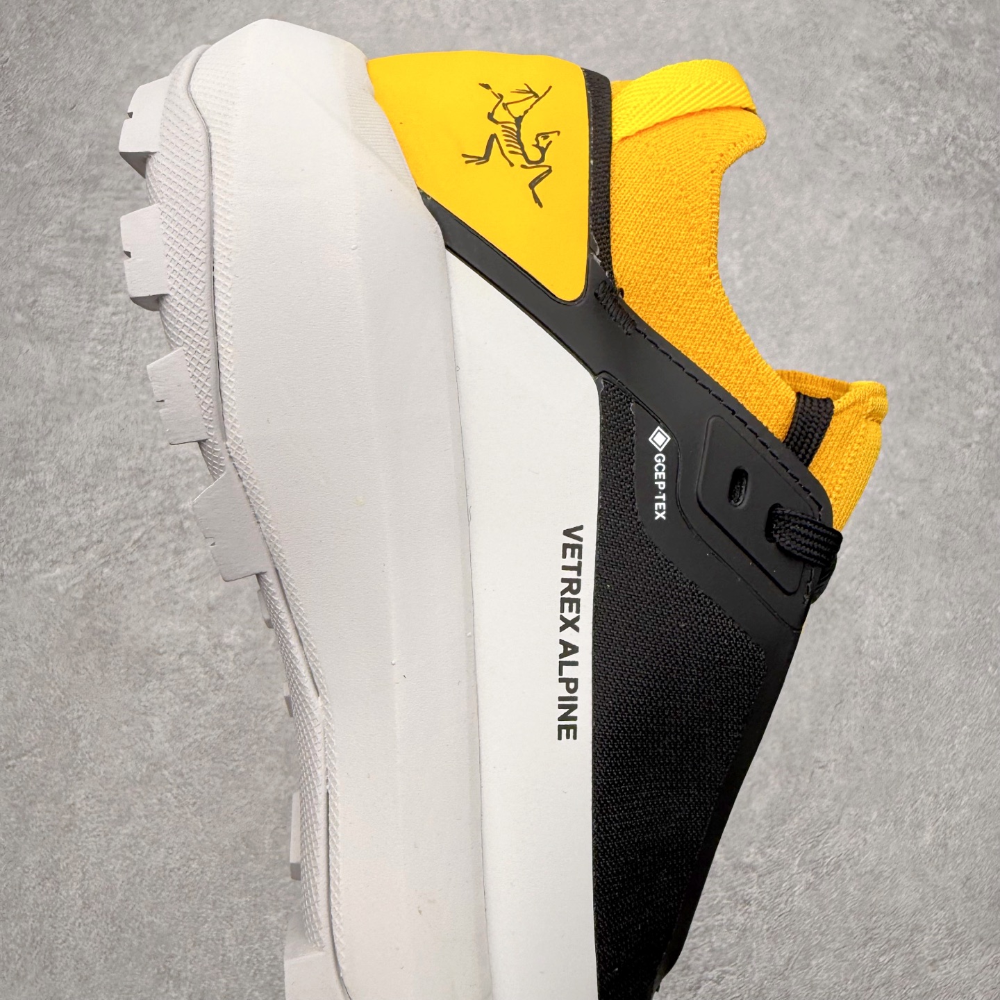 图片[6]-Arcteryx Vertex Alpine GTX阿尔卑斯山顶峰系列低帮越野徒步户外运动登山运动鞋 这款GORE-TEX鞋履适合希望在技术路线上更快前进的山地跑步者穿着，无需担心地形条件如何。中底的Rocker Geometry几何结构设计带来推进力，并采用InFuse材料制成，这是一种轻质、高响应性的EVA和聚烯烃合成材料，可提供回弹并吸收冲击力。抓地平稳的Vibram Megagrip外底采用LITEBASE技术，在减轻重量的同时不影响性能，而多向凸耳花纹设计带来更强的抓地力。鞋身贴合包裹脚部，针织鞋领可阻挡碎屑进鞋。实拍调校N版已经零色差零失真 百分百还原实物色彩所见即所得 不存在货不对板色差等低级问题 选购参考实物拍摄 不混卖不参货 只用心做好货严格选品 承诺混一赔十 尺码：36 36.5 37.5 38 38.5 39 40 40.5 41 42 42.5 43 44 44.5 45-选品中心