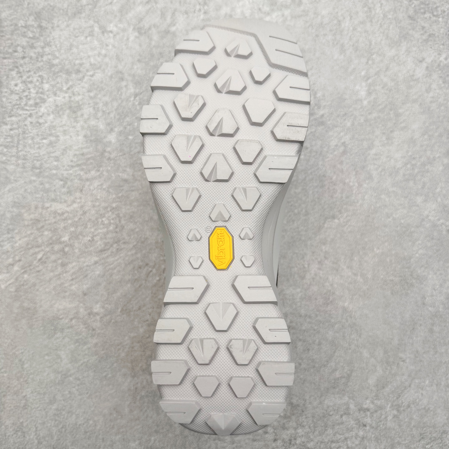 图片[9]-Arcteryx Vertex Alpine GTX阿尔卑斯山顶峰系列低帮越野徒步户外运动登山运动鞋 这款GORE-TEX鞋履适合希望在技术路线上更快前进的山地跑步者穿着，无需担心地形条件如何。中底的Rocker Geometry几何结构设计带来推进力，并采用InFuse材料制成，这是一种轻质、高响应性的EVA和聚烯烃合成材料，可提供回弹并吸收冲击力。抓地平稳的Vibram Megagrip外底采用LITEBASE技术，在减轻重量的同时不影响性能，而多向凸耳花纹设计带来更强的抓地力。鞋身贴合包裹脚部，针织鞋领可阻挡碎屑进鞋。实拍调校N版已经零色差零失真 百分百还原实物色彩所见即所得 不存在货不对板色差等低级问题 选购参考实物拍摄 不混卖不参货 只用心做好货严格选品 承诺混一赔十 尺码：36 36.5 37.5 38 38.5 39 40 40.5 41 42 42.5 43 44 44.5 45-选品中心