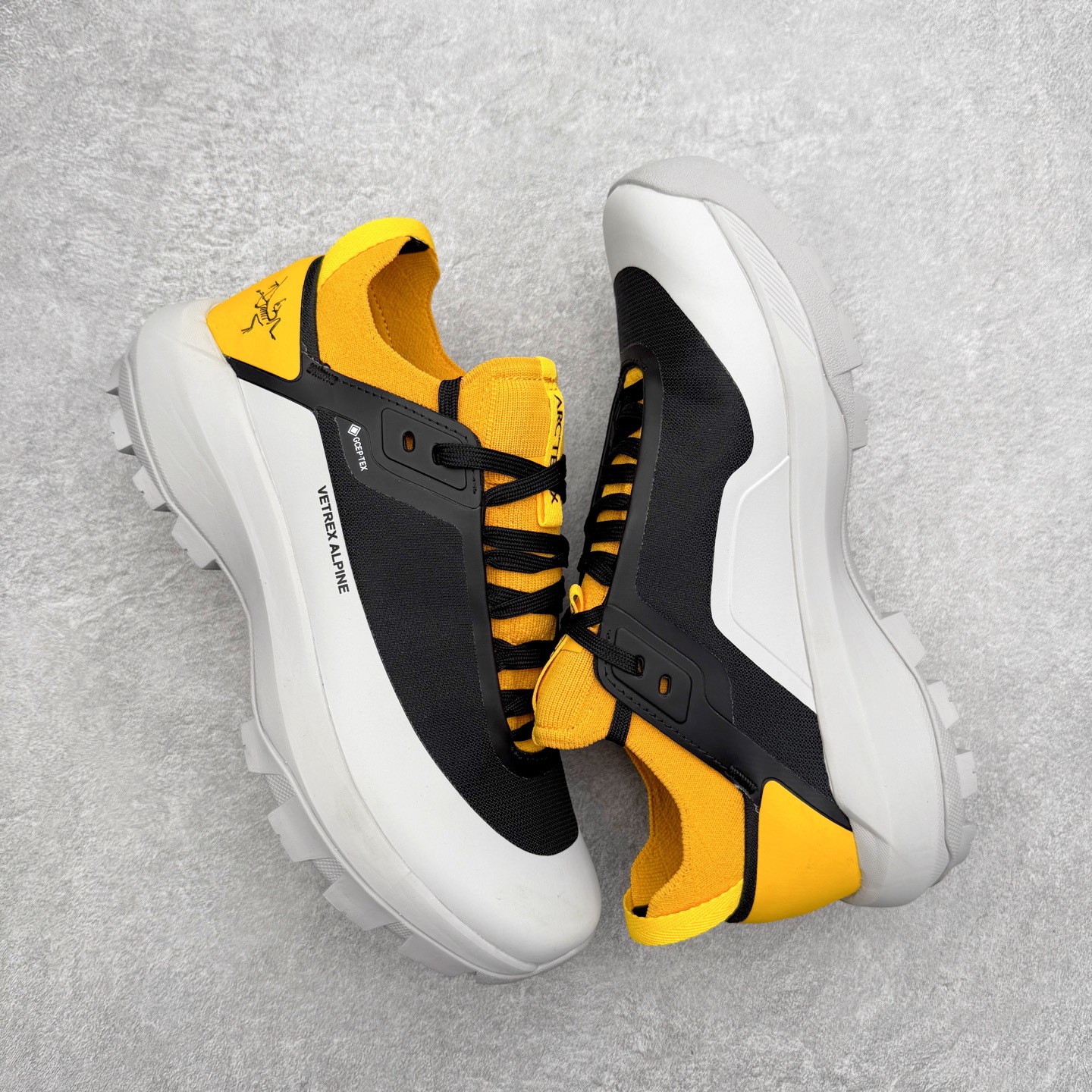 图片[3]-Arcteryx Vertex Alpine GTX阿尔卑斯山顶峰系列低帮越野徒步户外运动登山运动鞋 这款GORE-TEX鞋履适合希望在技术路线上更快前进的山地跑步者穿着，无需担心地形条件如何。中底的Rocker Geometry几何结构设计带来推进力，并采用InFuse材料制成，这是一种轻质、高响应性的EVA和聚烯烃合成材料，可提供回弹并吸收冲击力。抓地平稳的Vibram Megagrip外底采用LITEBASE技术，在减轻重量的同时不影响性能，而多向凸耳花纹设计带来更强的抓地力。鞋身贴合包裹脚部，针织鞋领可阻挡碎屑进鞋。实拍调校N版已经零色差零失真 百分百还原实物色彩所见即所得 不存在货不对板色差等低级问题 选购参考实物拍摄 不混卖不参货 只用心做好货严格选品 承诺混一赔十 尺码：36 36.5 37.5 38 38.5 39 40 40.5 41 42 42.5 43 44 44.5 45-选品中心