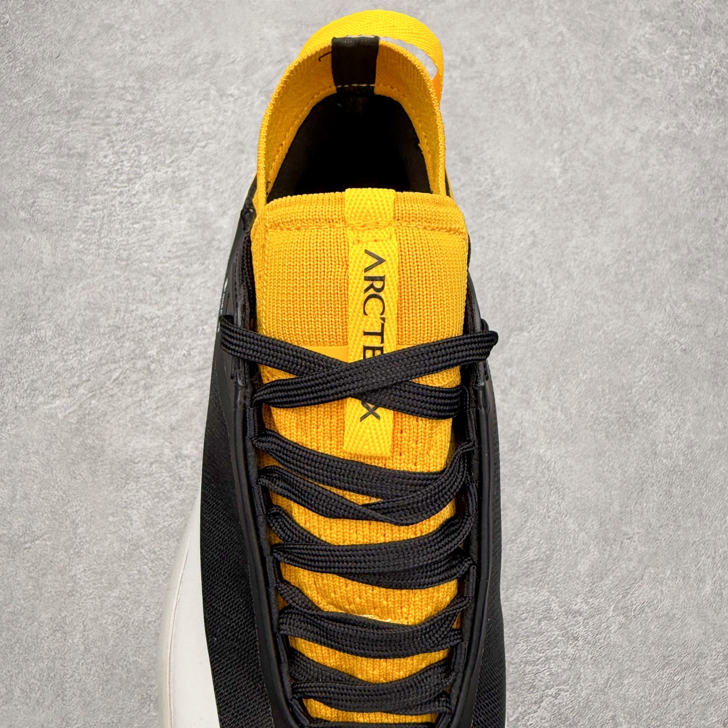 图片[5]-Arcteryx Vertex Alpine GTX阿尔卑斯山顶峰系列低帮越野徒步户外运动登山运动鞋 这款GORE-TEX鞋履适合希望在技术路线上更快前进的山地跑步者穿着，无需担心地形条件如何。中底的Rocker Geometry几何结构设计带来推进力，并采用InFuse材料制成，这是一种轻质、高响应性的EVA和聚烯烃合成材料，可提供回弹并吸收冲击力。抓地平稳的Vibram Megagrip外底采用LITEBASE技术，在减轻重量的同时不影响性能，而多向凸耳花纹设计带来更强的抓地力。鞋身贴合包裹脚部，针织鞋领可阻挡碎屑进鞋。实拍调校N版已经零色差零失真 百分百还原实物色彩所见即所得 不存在货不对板色差等低级问题 选购参考实物拍摄 不混卖不参货 只用心做好货严格选品 承诺混一赔十 尺码：36 36.5 37.5 38 38.5 39 40 40.5 41 42 42.5 43 44 44.5 45-选品中心