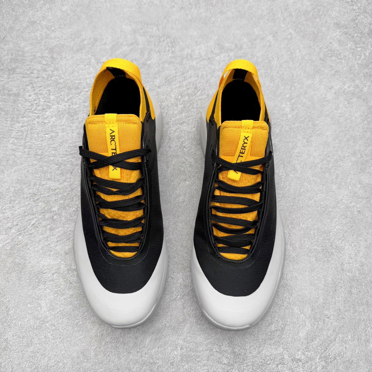 图片[2]-Arcteryx Vertex Alpine GTX阿尔卑斯山顶峰系列低帮越野徒步户外运动登山运动鞋 这款GORE-TEX鞋履适合希望在技术路线上更快前进的山地跑步者穿着，无需担心地形条件如何。中底的Rocker Geometry几何结构设计带来推进力，并采用InFuse材料制成，这是一种轻质、高响应性的EVA和聚烯烃合成材料，可提供回弹并吸收冲击力。抓地平稳的Vibram Megagrip外底采用LITEBASE技术，在减轻重量的同时不影响性能，而多向凸耳花纹设计带来更强的抓地力。鞋身贴合包裹脚部，针织鞋领可阻挡碎屑进鞋。实拍调校N版已经零色差零失真 百分百还原实物色彩所见即所得 不存在货不对板色差等低级问题 选购参考实物拍摄 不混卖不参货 只用心做好货严格选品 承诺混一赔十 尺码：36 36.5 37.5 38 38.5 39 40 40.5 41 42 42.5 43 44 44.5 45-选品中心