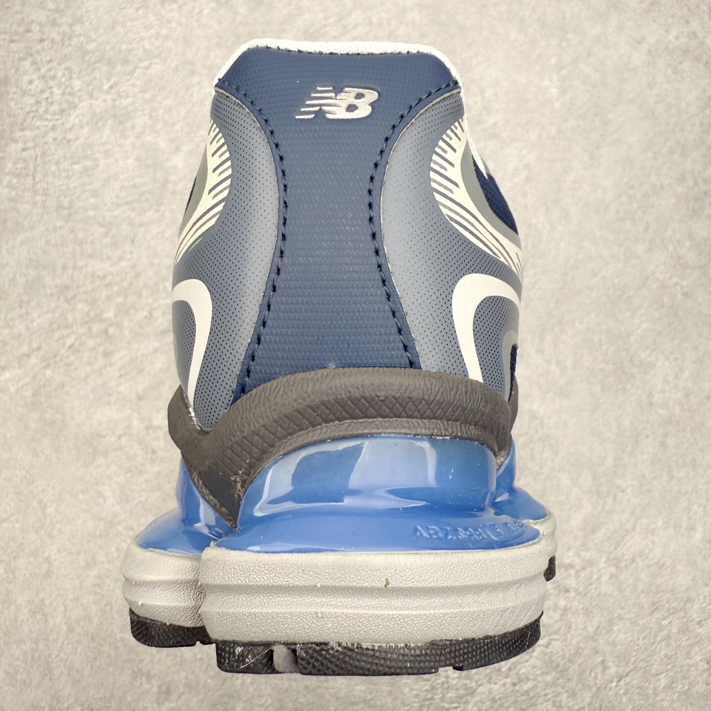 图片[8]-New Balance NB2000 舒适百搭防滑耐磨低帮 休闲跑步鞋 New Balance 在近两年的球鞋市场屡出奇招，在经典鞋型保持进一步增长的同时，推出的每一款新鞋型也都有傲人的战绩。在 327、9060 等鞋型获得成功之后，今天 New Balance 家族又迎来了新鲜血液的注入。这双 New Balance 2000 依然是融合了新旧元素的跑鞋造型，命名为 2000，或许是它的设计理念有着 Y2K 的血统。最大的亮点，在于这双鞋的中底。外侧以五个 ABZORB 单元，带来极具辨识度和冲击力的视觉效果，让这双鞋在外观和脚感方面都颇具吸引力。尺码：36 37 37.5 38 38.5 39 40 40.5 41 42 42.5 43 44 45 46-选品中心