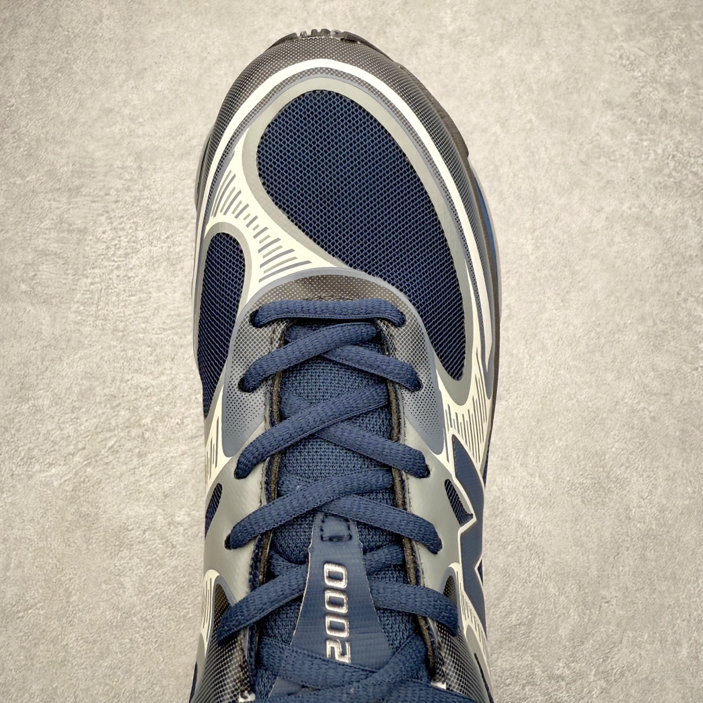 图片[4]-New Balance NB2000 舒适百搭防滑耐磨低帮 休闲跑步鞋 New Balance 在近两年的球鞋市场屡出奇招，在经典鞋型保持进一步增长的同时，推出的每一款新鞋型也都有傲人的战绩。在 327、9060 等鞋型获得成功之后，今天 New Balance 家族又迎来了新鲜血液的注入。这双 New Balance 2000 依然是融合了新旧元素的跑鞋造型，命名为 2000，或许是它的设计理念有着 Y2K 的血统。最大的亮点，在于这双鞋的中底。外侧以五个 ABZORB 单元，带来极具辨识度和冲击力的视觉效果，让这双鞋在外观和脚感方面都颇具吸引力。尺码：36 37 37.5 38 38.5 39 40 40.5 41 42 42.5 43 44 45 46-选品中心